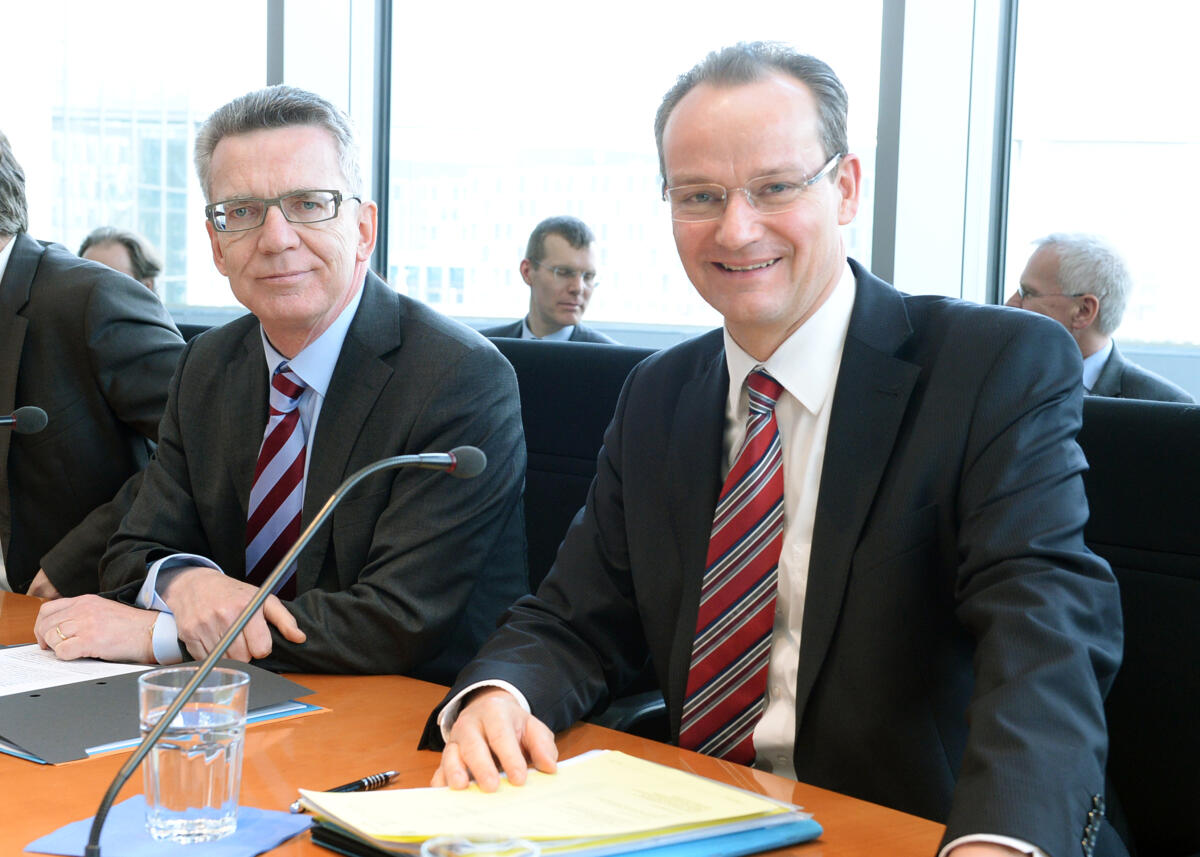 Krichbaum, Gunther; Maizière, Thomas de Des Bundesminister des Innern, Dr. Thomas de Maiziére, (li), CDU/CSU, nimmt an einer Ausschusssitzung des Ausschusses des Deutschen Bundestages für die Angelegenheiten der Europäischen Union, die vom Vorsitzenden Gunther Krichbaum, (re), CDU/CSU, geleitet wird, teil.
