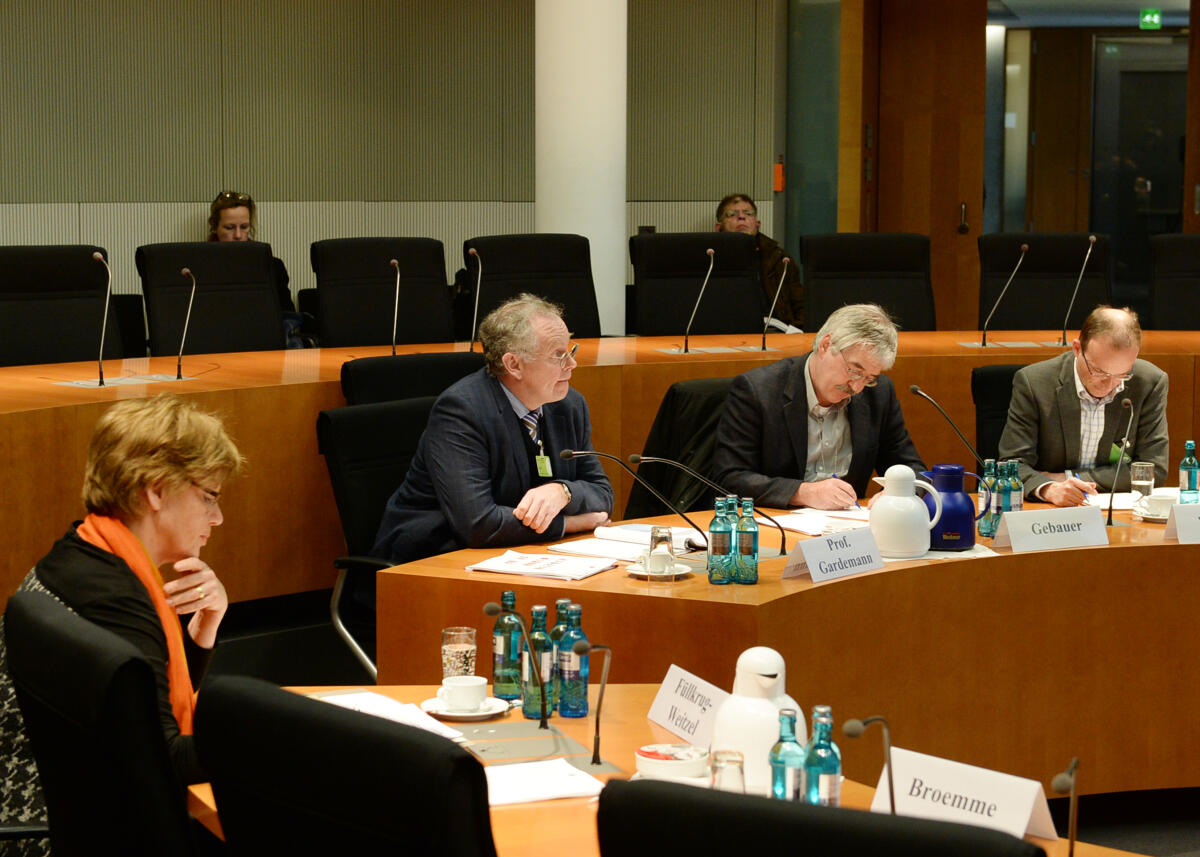  Der Ausschuss des Deutschen Bundestages für Menschenrechte und humanitäre Hilfe hat unter der Leitung seines Vorsitzenden Michael Brand, (4.v.li), CDU/CSU, und mit Beteiligung von Sachverständigen (hier im Bild) eine Öffentliche Anhörung.; Übersicht.