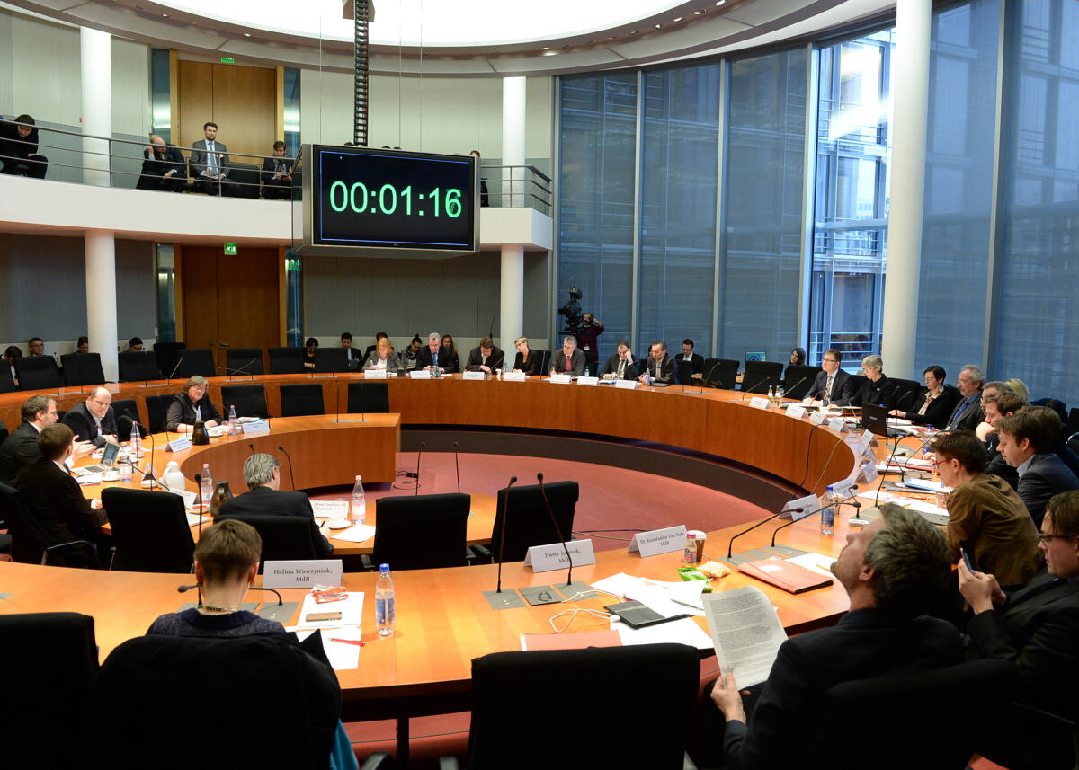  Der Ausschuss des Deutschen Bundestages Digitale Agenda hat unter der Leitung seines Vorsitzenden Jens Koeppen, CDU/CSU, und mit Beteiligung von Sachverständigen ein Öffentliches Fachgespräch zum Thema "Startups, Mittelstand und Datenschutz in der digitalen Welt".; Übersicht.