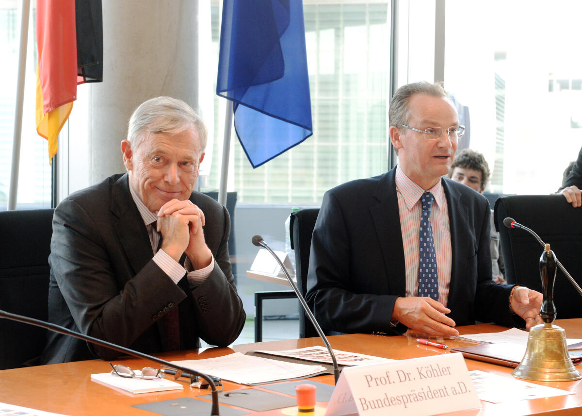 Krichbaum, Gunther; Köhler, Horst Bundespräsident a. D., Prof. Dr. Horst Köhler, (li), ist zu Gast beim Ausschuss des Deutschen Bundestages für die Angelegenheiten der Europäischen Union. Gunther Krichbaum, (re), CDU/CSU, Vorsitzender des Ausschusses, leitet die Sitzung.; Fahne, Fahnen.