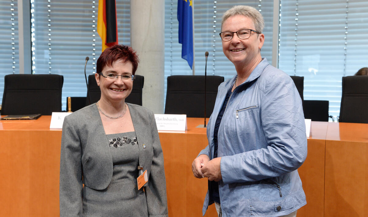Kersten Steinke, (re), DIE LINKE, Vorsitzende des Petitionsausschusses, und die Petentin Birgit Weidacher-Bauer, (li). Steinke, Kersten Kersten Steinke, (re), DIE LINKE, Vorsitzende des Petitionsausschusses, und die Petentin Birgit Weidacher-Bauer, (li).