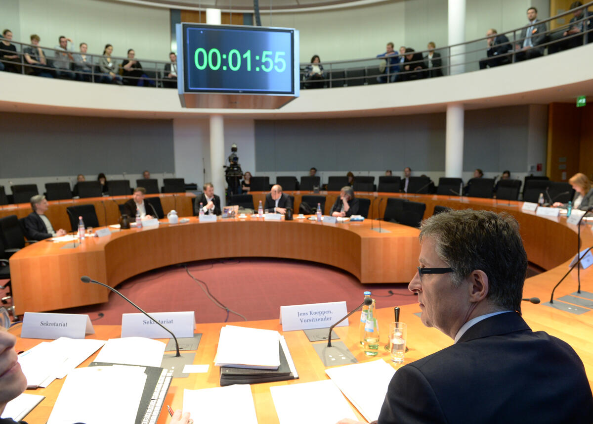 Koeppen, Jens Der Ausschuss des Deutschen Bundestages Digitale Agenda hat unter der Leitung seines Vorsitzenden Jens Koeppen, (re), CDU/CSU, und mit Beteiligung von Sachverständigen ein Öffentliches Fachgespräch zum Thema "Startups, Mittelstand und Datenschutz in der digitalen Welt".; Übersicht.