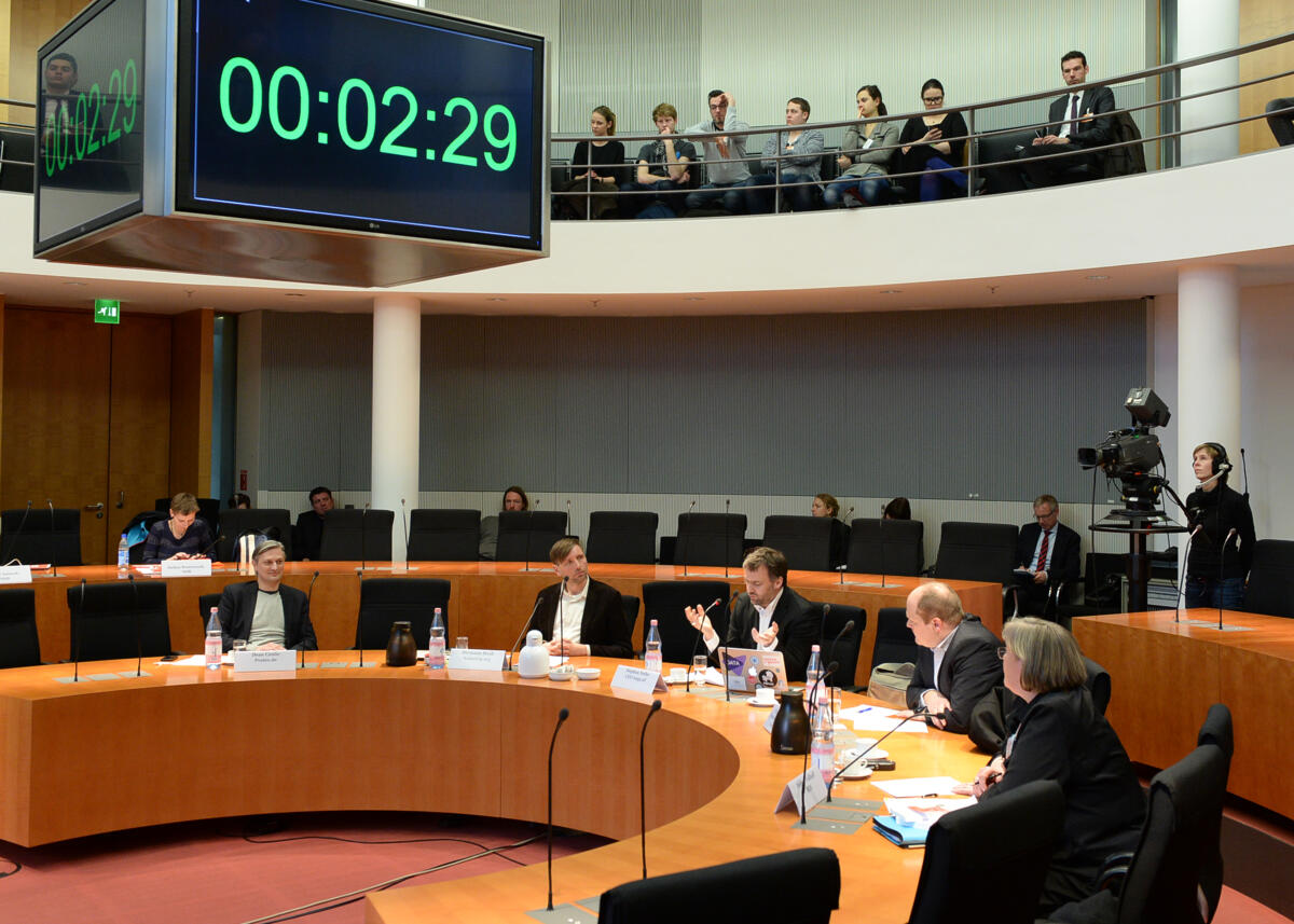  Der Ausschuss des Deutschen Bundestages Digitale Agenda hat unter der Leitung seines Vorsitzenden Jens Koeppen, CDU/CSU, und mit Beteiligung von Sachverständigen (hier im Bild) ein Öffentliches Fachgespräch zum Thema "Startups, Mittelstand und Datenschutz in der digitalen Welt".; Übersicht.