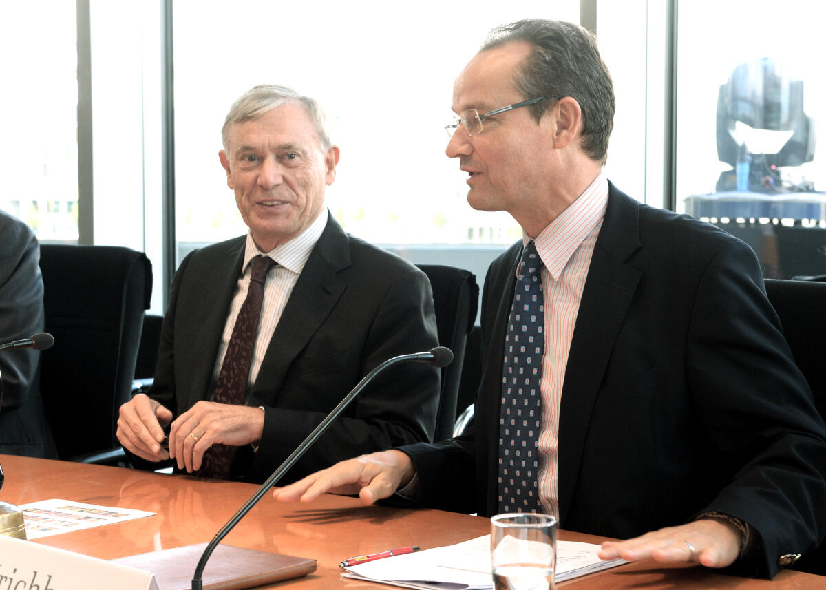 Krichbaum, Gunther; Köhler, Horst Bundespräsident a. D., Prof. Dr. Horst Köhler, (li), ist zu Gast beim Ausschuss des Deutschen Bundestages für die Angelegenheiten der Europäischen Union. Gunther Krichbaum, (re), CDU/CSU, Vorsitzender des Ausschusses, leitet die Sitzung.