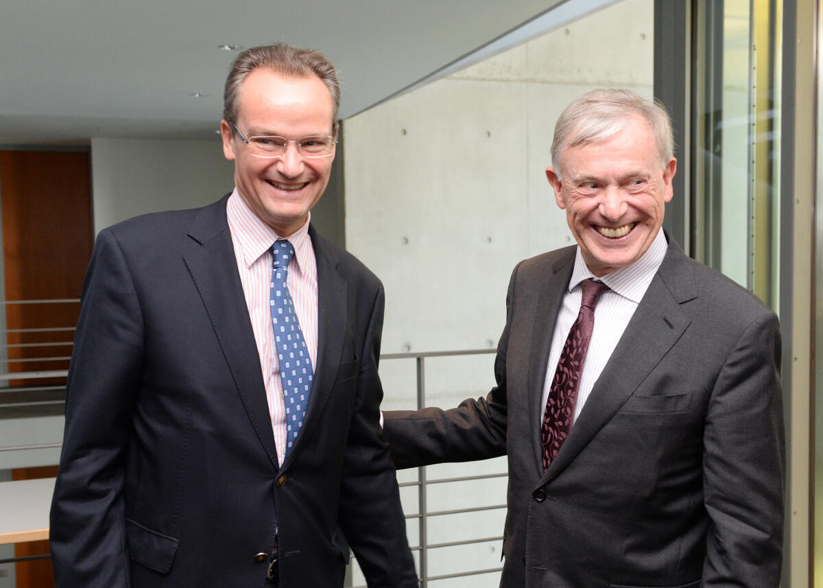 Krichbaum, Gunther; Köhler, Horst Bundespräsident a. D., Prof. Dr. Horst Köhler, (re), ist zu Gast beim Ausschuss des Deutschen Bundestages für die Angelegenheiten der Europäischen Union. Gunther Krichbaum, (li), CDU/CSU, Vorsitzender des Ausschusses, leitet die Sitzung.