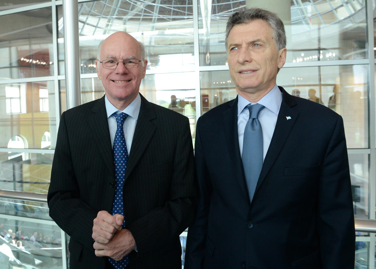 Bundestagspräsident Prof. Dr. Norbert Lammert, (li), CDU/CSU, empfängt den Präsidenten von Argentinien, Mauricio Marci, (re), zu einem Gespräch. Lammert, Norbert; Marci, Mauricio Bundestagspräsident Prof. Dr. Norbert Lammert, (li), CDU/CSU, empfängt den Präsidenten von Argentinien, Mauricio Marci, (re), zu einem Gespräch.