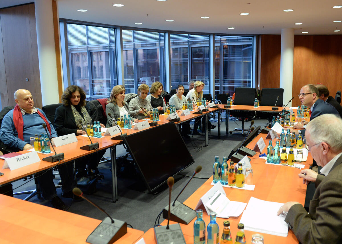 Michael Brand, (re), CDU/CSU, Vorsitzender des Ausschusses des Deutschen Bundestages für Menschenrechte und humanitäre Hilfe, empfängt Joumana Seif, (3.v.li), von Syrian Women's Network Berlin, und Delegation im Namen des Ausschusses, zu einem Gespräch, an dem zahlreiche Ausschussmitglieder teilnehmen.; Übersicht. Brand, Michael; Seif, Joumana Michael Brand, (re), CDU/CSU, Vorsitzender des Ausschusses des Deutschen Bundestages für Menschenrechte und humanitäre Hilfe, empfängt Joumana Seif, (3.v.li), von Syrian Women's Network Berlin, und Delegation im Namen des Ausschusses, zu einem Gespräch, an dem zahlreiche Ausschussmitglieder teilnehmen.; Übersicht.