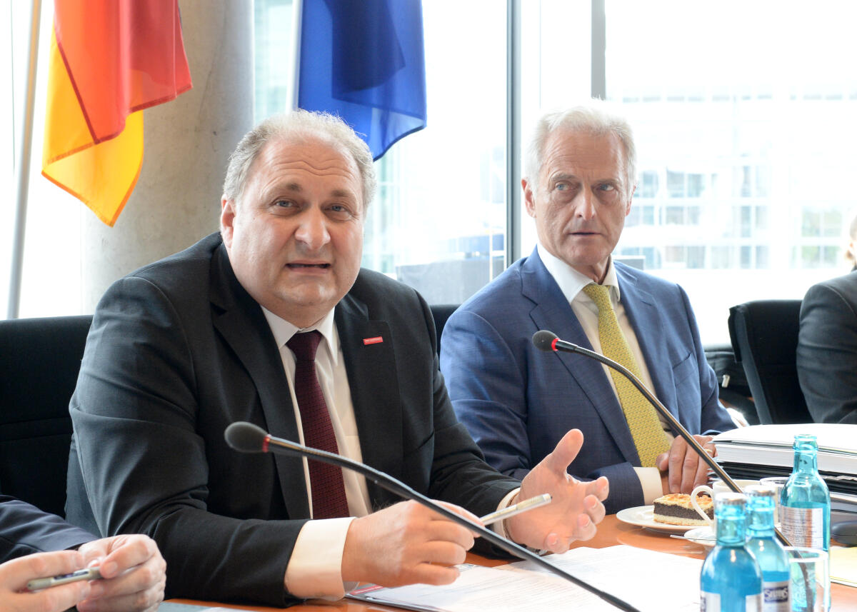 Der Präsident des Zentralverbandes des Deutschen Handwerks (ZDH), Hans Peter Wollseifer, (li), ist zu Gast beim Ausschuss des Deutschen Bundestages für Wirtschaft und Energie. Dr. Peter Ramsauer, (re), CDU/CSU, Vorsitzender des Ausschusses, leitet die Sitzung.; Geste, Gestik, Fahnen, Fahnen. Ramsauer, Peter; Wollseifer, Hans Peter Der Präsident des Zentralverbandes des Deutschen Handwerks (ZDH), Hans Peter Wollseifer, (li), ist zu Gast beim Ausschuss des Deutschen Bundestages für Wirtschaft und Energie. Dr. Peter Ramsauer, (re), CDU/CSU, Vorsitzender des Ausschusses, leitet die Sitzung.; Geste, Gestik, Fahnen, Fahnen.