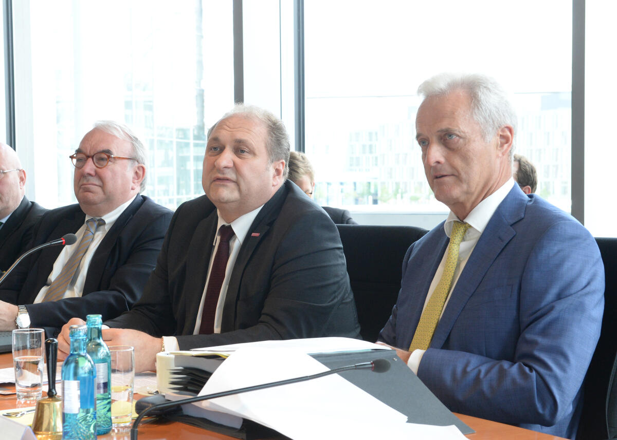 Ramsauer, Peter; Wollseifer, Hans Peter; Beckmeyer, Uwe Der Präsident des Zentralverbandes des Deutschen Handwerks (ZDH), Hans Peter Wollseifer, (mitte), ist zu Gast beim Ausschuss des Deutschen Bundestages für Wirtschaft und Energie. Dr. Peter Ramsauer, (re), CDU/CSU, Vorsitzender des Ausschusses, leitet die Sitzung. Links im Bild der Parlamentarische Staatssekretär Uwe Beckmeyer, SPD.