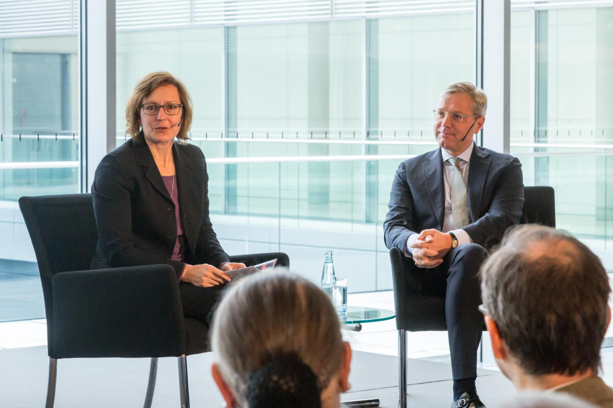 Frau Karin Fischer, Abteilungsleiterin Aktuelle Kultur des Deutschlandfunks, im Gespräch mit Dr. Norbert Röttgen, MdB, CDU/CSU, Vorsitzender des Auswärtigen Ausschusses, bei der Veranstaltung "Klassik und Politik" auf der Fraktionsebene des Reichstagsgebäudes.; Gesprächskonzert, Konzert, Kultur, Musik, Abgeordneter, Besucher, Publikum, Gäste, Deutschlandfunk, Radio Röttgen, Norbert; Fischer, Karin Frau Karin Fischer, Abteilungsleiterin Aktuelle Kultur des Deutschlandfunks, im Gespräch mit Dr. Norbert Röttgen, MdB, CDU/CSU, Vorsitzender des Auswärtigen Ausschusses, bei der Veranstaltung "Klassik und Politik" auf der Fraktionsebene des Reichstagsgebäudes.; Gesprächskonzert, Konzert, Kultur, Musik, Abgeordneter, Besucher, Publikum, Gäste, Deutschlandfunk, Radio