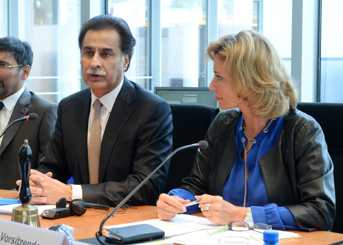 Der Präsident der Nationalversammlung der Islamischen Republik Pakistan, S. E. Sadar Ayaz Sadiq, ist zu Gast beim Ausschuss des Deutschen Bundestages für wirtschaftliche Zusammenarbeit und Entwicklung. Dagmar. G. Wöhrl, CDU/CSU, Vorsitzende des Ausschusses, leitet die Sitzung. Wöhrl, Dagmar G.; Ayaz Sadiq, Sardar Der Präsident der Nationalversammlung der Islamischen Republik Pakistan, S. E. Sadar Ayaz Sadiq, ist zu Gast beim Ausschuss des Deutschen Bundestages für wirtschaftliche Zusammenarbeit und Entwicklung. Dagmar. G. Wöhrl, CDU/CSU, Vorsitzende des Ausschusses, leitet die Sitzung.