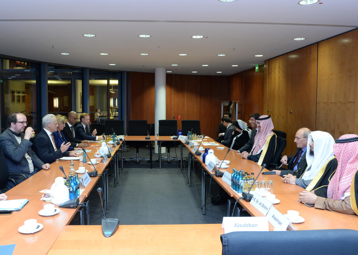Dr. Peter Ramsauer, (2.v.li), CDU/CSU, Vorsitzender des Ausschusses des Deutschen Bundestages für Wirtschaft und Energie, empfängt im Namen des Ausschusses eine offizielle Parlamentsdelegation des Königreiches Saudi-Arabien, zu einem Gespräch, an dem die Bundestagsabgeordneten Jan Metzler, (5.v.li), CDU/CSU, und Thomas Lutze, (li), DIE LINKE, Dagmar G. Wöhrl, (3.v.li), CDU/CSU, und Charles M. Huber, (4.v.li), CDU/CSU, teilnehmen.; Übersicht. Ramsauer, Peter; Metzler, Jan; Lutze, Thomas; Wöhrl, Dagmar G.; Huber, Charles M. Dr. Peter Ramsauer, (2.v.li), CDU/CSU, Vorsitzender des Ausschusses des Deutschen Bundestages für Wirtschaft und Energie, empfängt im Namen des Ausschusses eine offizielle Parlamentsdelegation des Königreiches Saudi-Arabien, zu einem Gespräch, an dem die Bundestagsabgeordneten Jan Metzler, (5.v.li), CDU/CSU, und Thomas Lutze, (li), DIE LINKE, Dagmar G. Wöhrl, (3.v.li), CDU/CSU, und Charles M. Huber, (4.v.li), CDU/CSU, teilnehmen.; Übersicht.