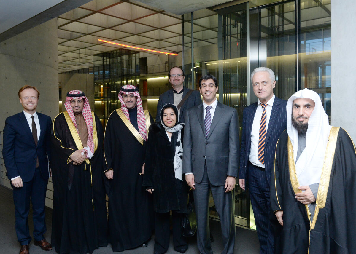 Dr. Peter Ramsauer, (2.v.re), CDU/CSU, Vorsitzender des Ausschusses des Deutschen Bundestages für Wirtschaft und Energie, empfängt im Namen des Ausschusses eine offizielle Parlamentsdelegation des Königreiches Saudi-Arabien, zu einem Gespräch, an dem die Bundestagsabgeordneten Jan Metzler, (li), CDU/CSU, und Thomas Lutze, (4.v.re), DIE LINKE, teilnehmen.; Gruppenfoto. Ramsauer, Peter; Metzler, Jan; Lutze, Thomas Dr. Peter Ramsauer, (2.v.re), CDU/CSU, Vorsitzender des Ausschusses des Deutschen Bundestages für Wirtschaft und Energie, empfängt im Namen des Ausschusses eine offizielle Parlamentsdelegation des Königreiches Saudi-Arabien, zu einem Gespräch, an dem die Bundestagsabgeordneten Jan Metzler, (li), CDU/CSU, und Thomas Lutze, (4.v.re), DIE LINKE, teilnehmen.; Gruppenfoto.
