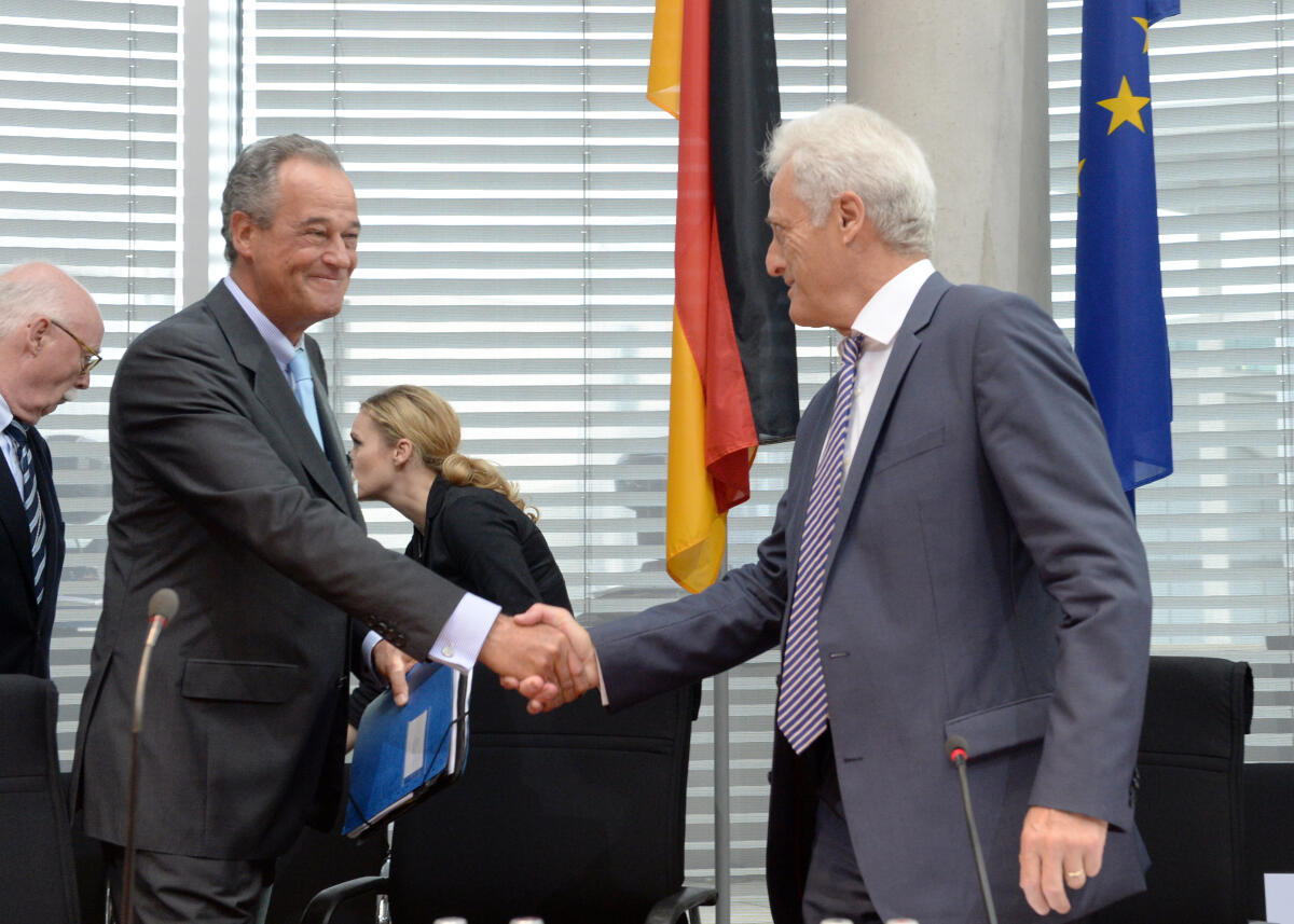 Dr. Peter Ramsauer, (re), CDU/CSU, Vorsitzender des Ausschusses des Deutschen Bundestages für Wirtschaft und Energie, empfängt den Vizepräsidenten des Bundesverbandes der Deutschen Sicherheits- und Verteidigungsindustrie, Frank Haun, (li), der als Gast an einer Ausschusssitzung teilnimmt.; Fahne, Geste, Gestik. Ramsauer, Peter; Haun, Frank Dr. Peter Ramsauer, (re), CDU/CSU, Vorsitzender des Ausschusses des Deutschen Bundestages für Wirtschaft und Energie, empfängt den Vizepräsidenten des Bundesverbandes der Deutschen Sicherheits- und Verteidigungsindustrie, Frank Haun, (li), der als Gast an einer Ausschusssitzung teilnimmt.; Fahne, Geste, Gestik.