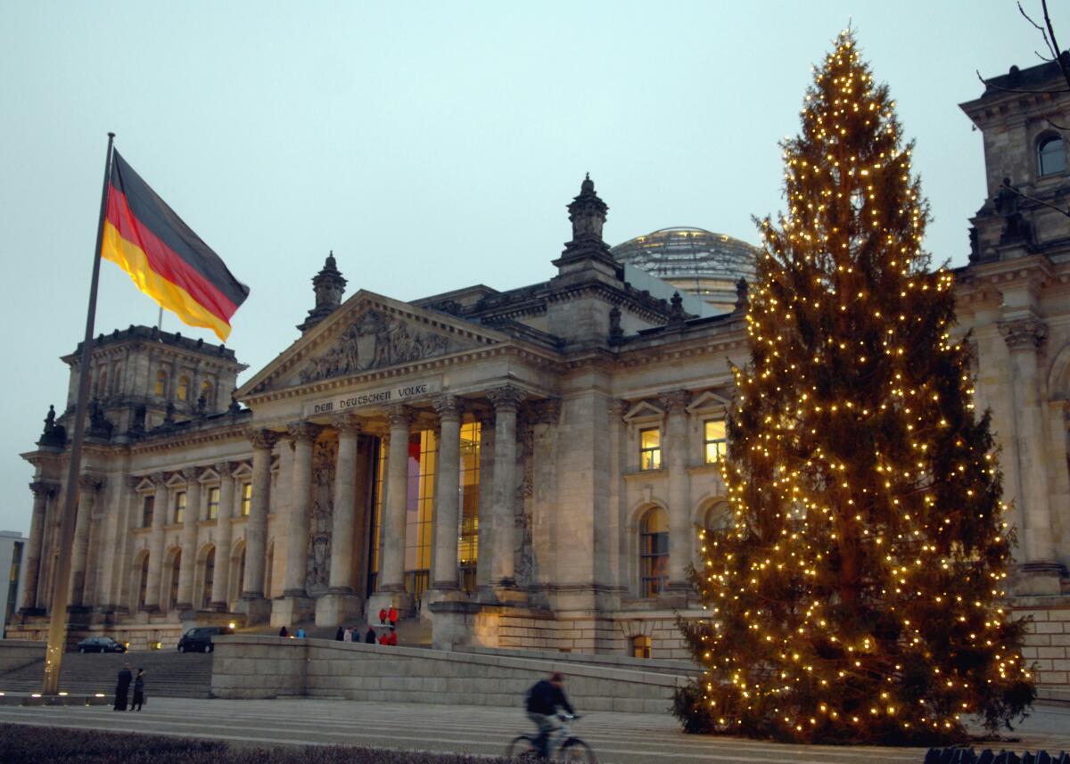 Die Westseite des Reichstagsgebäudes ist mit einem Weihnachtsbaum geschmückt.; Fahne der Einheit. Die Westseite des Reichstagsgebäudes ist mit einem Weihnachtsbaum geschmückt.; Fahne der Einheit.