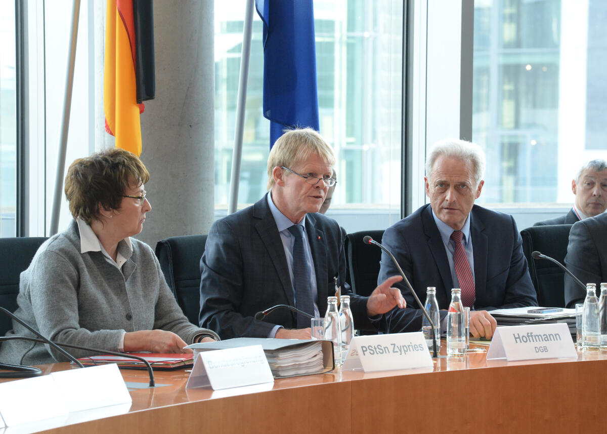 Der Vorsitzende des Deutschen Gewerkschaftsbundes, Reiner Hoffmann, (li), ist zu Gast beim Ausschuss des Deutschen Bundestages für Wirtschaft und Energie. Dr. Peter Ramsauer, (re), CDU/CSU, Vorsitzender des Ausschusses, leitet die Sitzung, an der die Parlamentarische Staatssekretärin Brigitte Zypries, SPD, teilnimmt. Ramsauer, Peter; Hoffmann, Reiner; Zypries, Brigitte Der Vorsitzende des Deutschen Gewerkschaftsbundes, Reiner Hoffmann, (li), ist zu Gast beim Ausschuss des Deutschen Bundestages für Wirtschaft und Energie. Dr. Peter Ramsauer, (re), CDU/CSU, Vorsitzender des Ausschusses, leitet die Sitzung, an der die Parlamentarische Staatssekretärin Brigitte Zypries, SPD, teilnimmt.