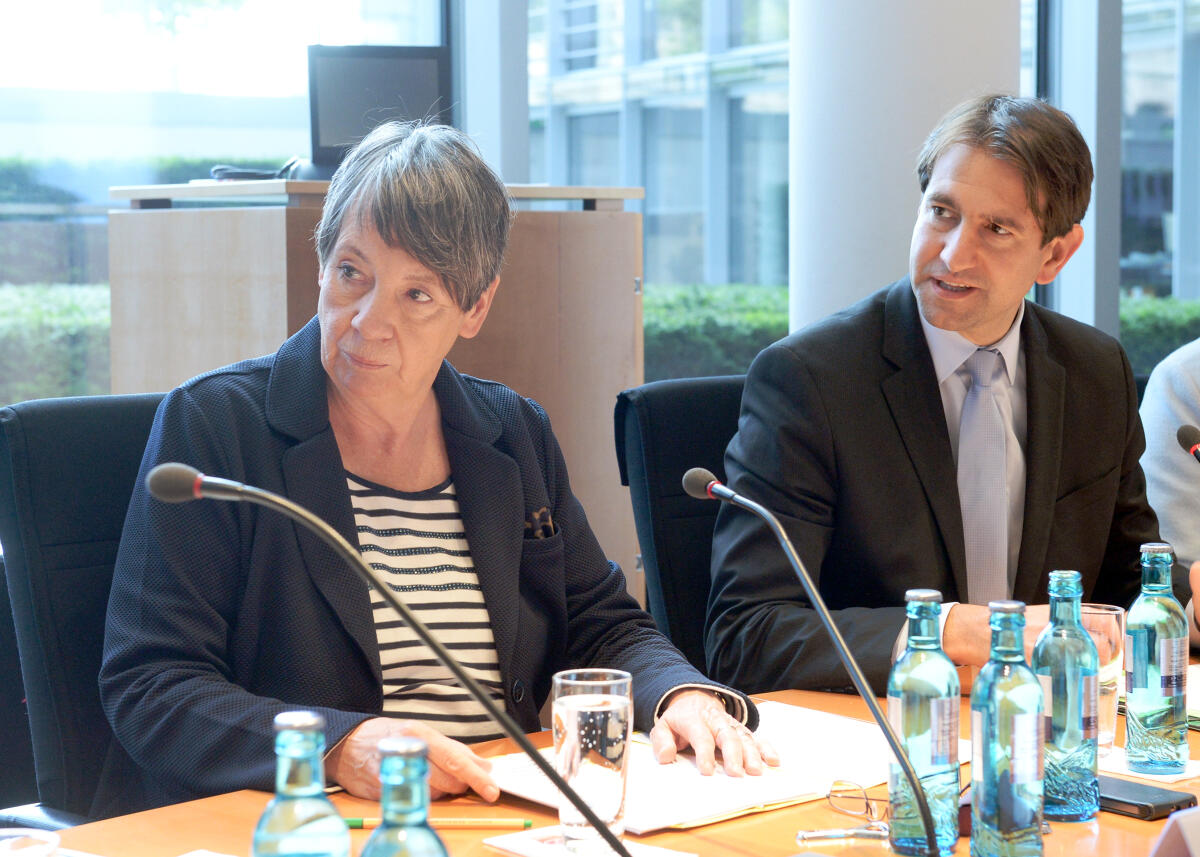 Bundesministerin Dr. Barbara Hendricks, SPD, ist zu Gast beim Parlamentarischen Beirat für nachhaltige Entwicklung. Andreas Jung, CDU/CSU, leitet die Sitzung. Jung, Andreas; Hendricks, Barbara Bundesministerin Dr. Barbara Hendricks, SPD, ist zu Gast beim Parlamentarischen Beirat für nachhaltige Entwicklung. Andreas Jung, CDU/CSU, leitet die Sitzung.