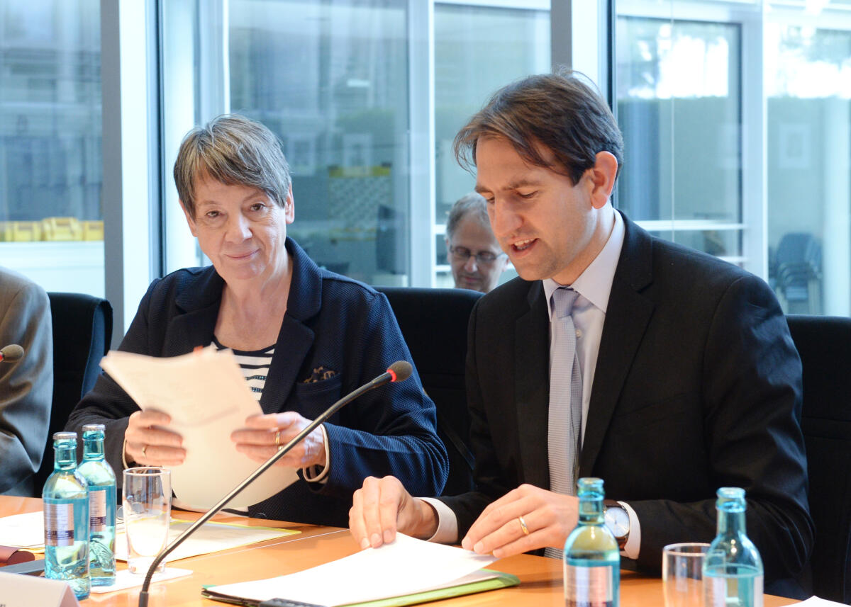 Bundesministerin Dr. Barbara Hendricks, SPD, ist zu Gast beim Parlamentarischen Beirat für nachhaltige Entwicklung. Andreas Jung, CDU/CSU, leitet die Sitzung. Jung, Andreas; Hendricks, Barbara Bundesministerin Dr. Barbara Hendricks, SPD, ist zu Gast beim Parlamentarischen Beirat für nachhaltige Entwicklung. Andreas Jung, CDU/CSU, leitet die Sitzung.