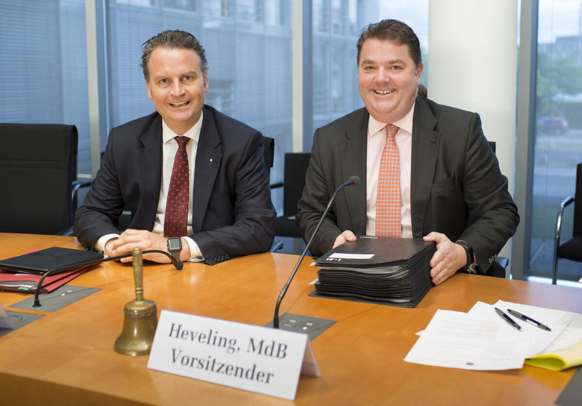 Heveling, Ansgar; Krings, Günter Ansgar Heveling, CDU/CSU, Vorsitzender Innenausschuss, MdB, (rechts) und Dr. Günter Krings, CDU/CSU, Parlamentarischer Staatssekretär beim Bundesminister des Innern, MdB, (links), während einer Sitzung des Innenausschusses.; Inneres, Glocke, Schild, Namensschild, Formulare, Akten, Lachen, Ausschuss
