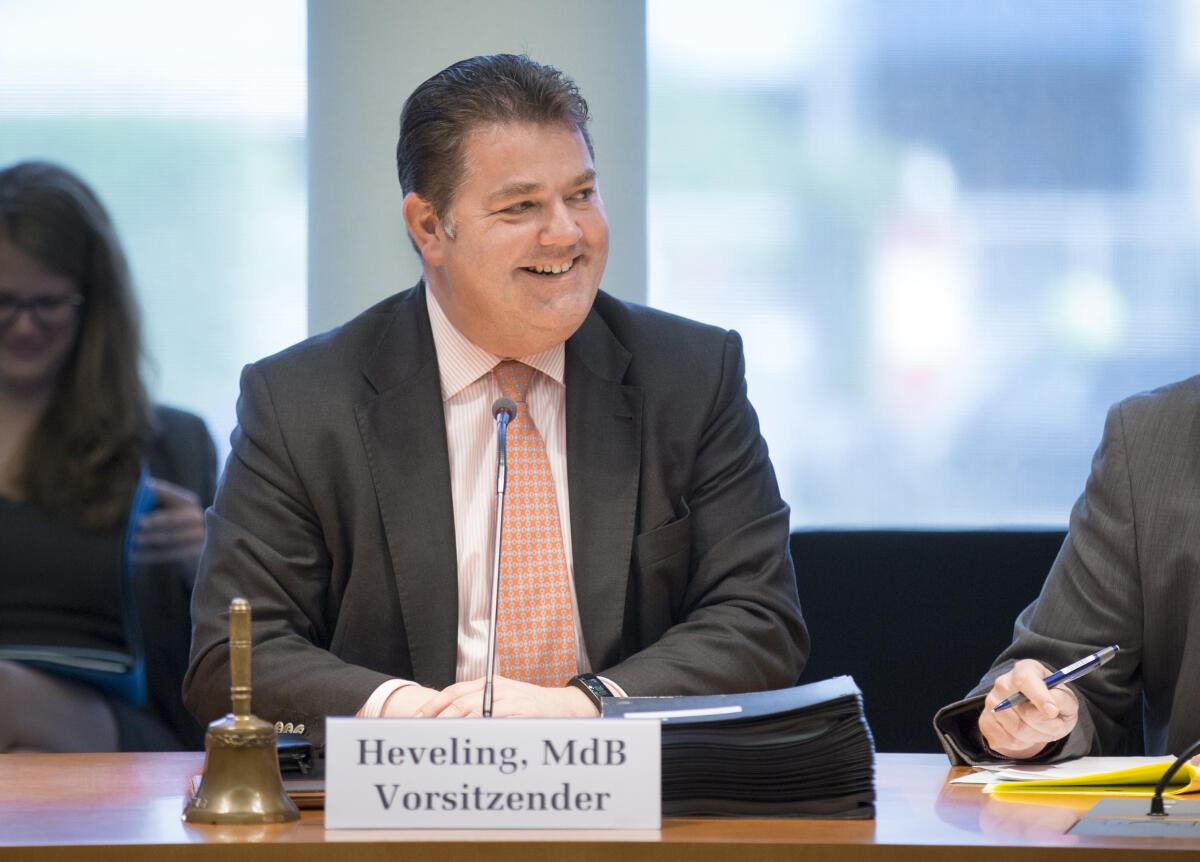 Ansgar Heveling, CDU/CSU, Vorsitzender Innenausschuss, MdB während einer Sitzung des Innenausschusses.; Inneres, Lachen, Glocke, Schild, Namensschild, Ausschuss, Vorsitz Heveling, Ansgar Ansgar Heveling, CDU/CSU, Vorsitzender Innenausschuss, MdB während einer Sitzung des Innenausschusses.; Inneres, Lachen, Glocke, Schild, Namensschild, Ausschuss, Vorsitz