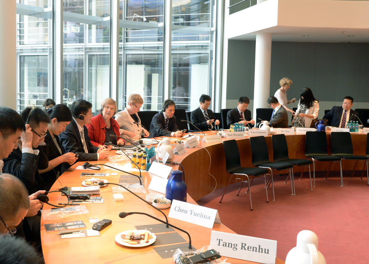 Bärbel Höhn, (5.v.li), Bündnis 90/Die Grünen, Vorsitzende des Ausschusses des Deutschen Bundestages für Umwelt, Naturschutz, Bau und Reaktorsicherheit, empfängt im Namen des Ausschusses eine chinesische Delegation zu einem Gespräch.; Übersicht. Höhn, Bärbel Bärbel Höhn, (5.v.li), Bündnis 90/Die Grünen, Vorsitzende des Ausschusses des Deutschen Bundestages für Umwelt, Naturschutz, Bau und Reaktorsicherheit, empfängt im Namen des Ausschusses eine chinesische Delegation zu einem Gespräch.; Übersicht.