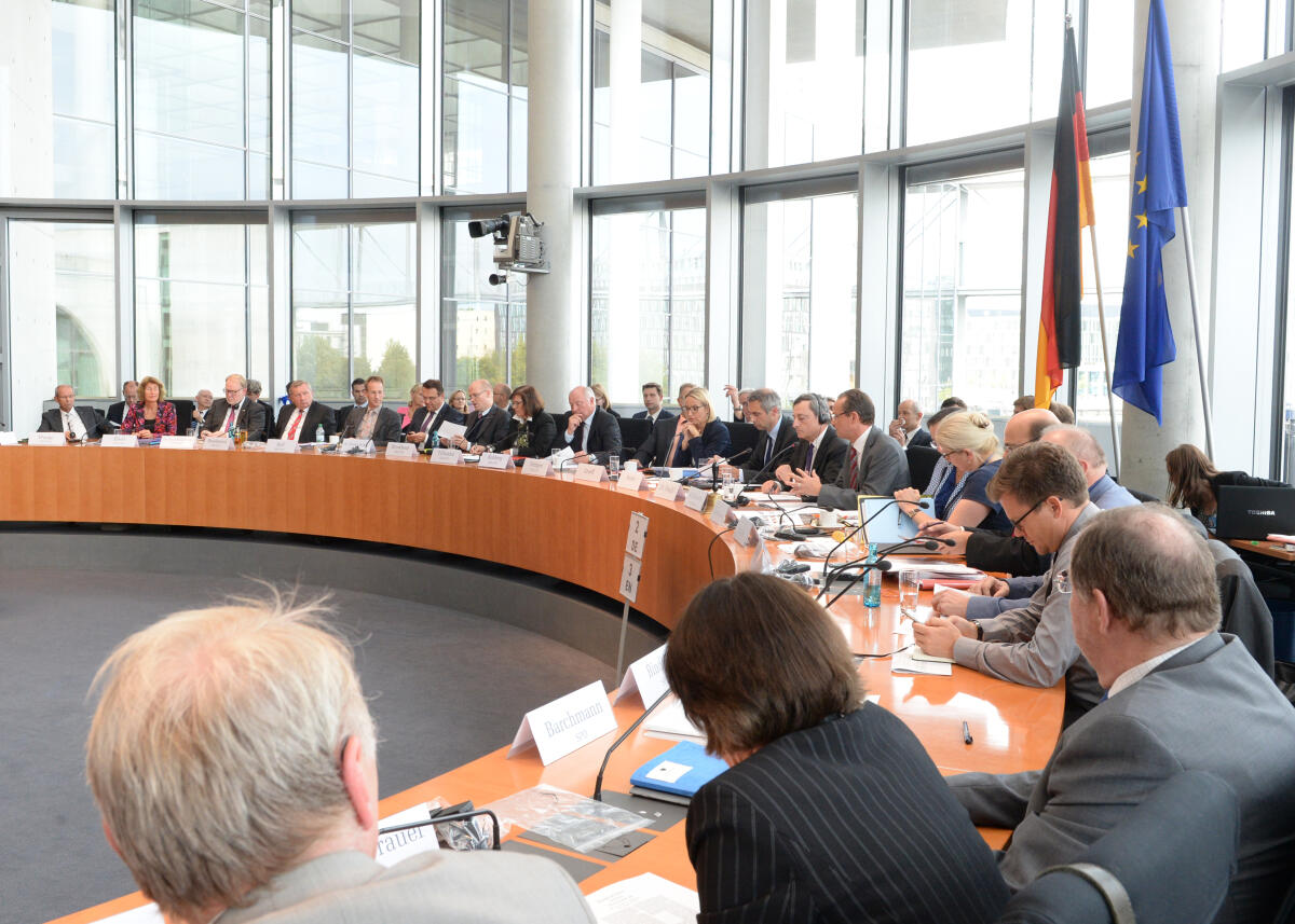  Der Präsident der Europäischen Zentralbank, EZB, Prof. Dr. Mario Draghi, ist zu Gast beim Ausschuss des Deutschen Bundestages für die Angelegenheiten der Europäischen Union. Gunther Krichbaum, CDU/CSU, Vorsitzender des Ausschusses, begrüßt den Gast und leitet die Sitzung.; Übersicht.