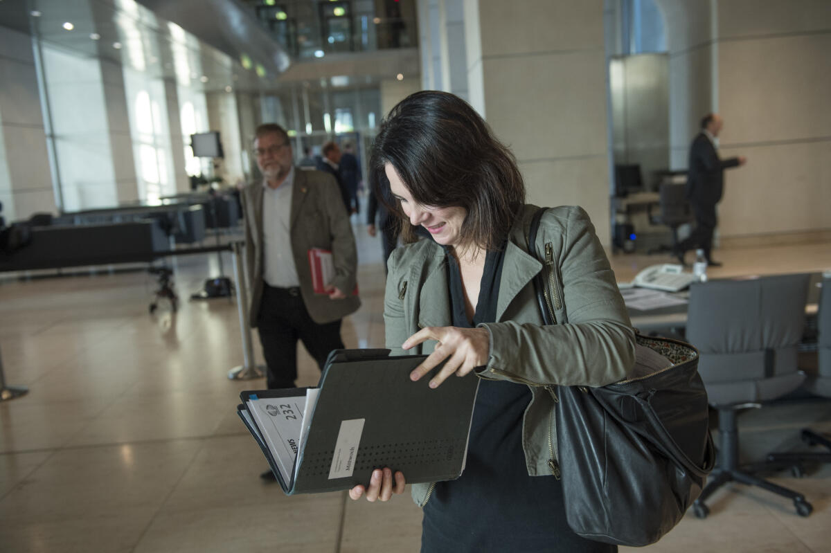 Baerbock, Annalena Annalena Baerbock, Bündnis 90/Die Grünen, MdB, liest sich vor einer Plenarsitzung Dokumente durch.; Akte, Ordner, Mappe, Unterlagen