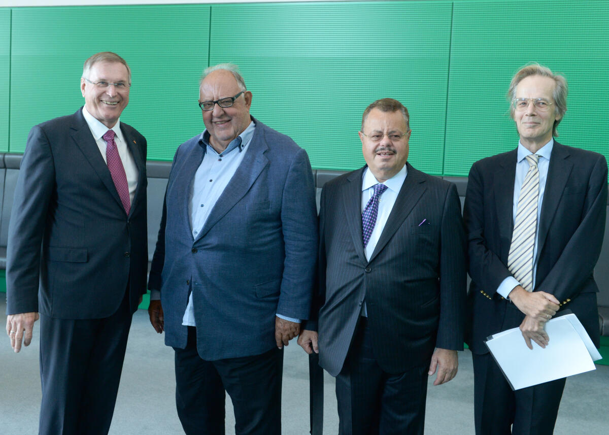 Singhammer, Johannes; Pangalos, Theodoros; Khoury, Tawfic S.; Daskarolis, Theodoros Bundestagsvizepräsident Johannes Singhammer, (li), CDU/CSU, empfängt den ehemaligen Außenminister und Vize-Premierminister der Hellenischen Republik, Theodoros Pangalos, (2.v.li), den Unternehmer Tawfic S. Khoury, (2.v.re), und den Botschafter der Hellenischen Republik in der Bundesrepublik Deutschland, Theodoros Daskarolis, (re), zu einem Gespräch.; Griechenland.