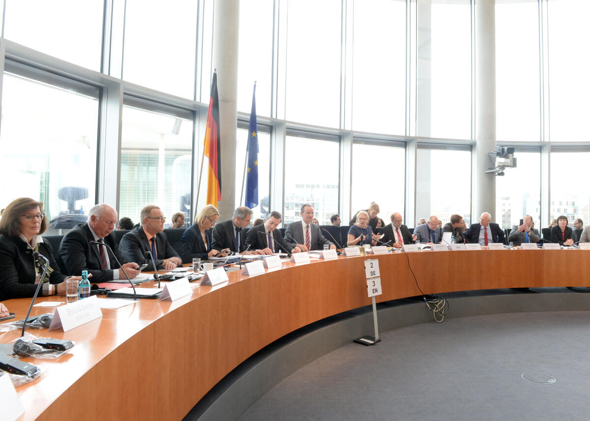  Der Präsident der Europäischen Zentralbank, EZB, Prof. Dr. Mario Draghi, ist zu Gast beim Ausschuss des Deutschen Bundestages für die Angelegenheiten der Europäischen Union. Gunther Krichbaum, CDU/CSU, Vorsitzender des Ausschusses, begrüßt den Gast und leitet die Sitzung.; Übersicht.