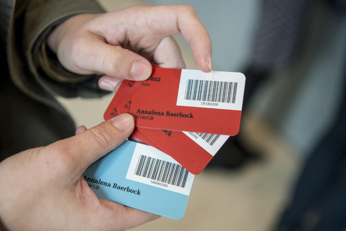 Baerbock, Annalena Annalena Baerbock, Bündnis 90/Die Grünen, MdB, hält ihre Stimmkarten für die anstehende namentliche Abstimmung im Plenum in den Händen.; abstimmen, Karte, Karten, Stimmkarte, Hand