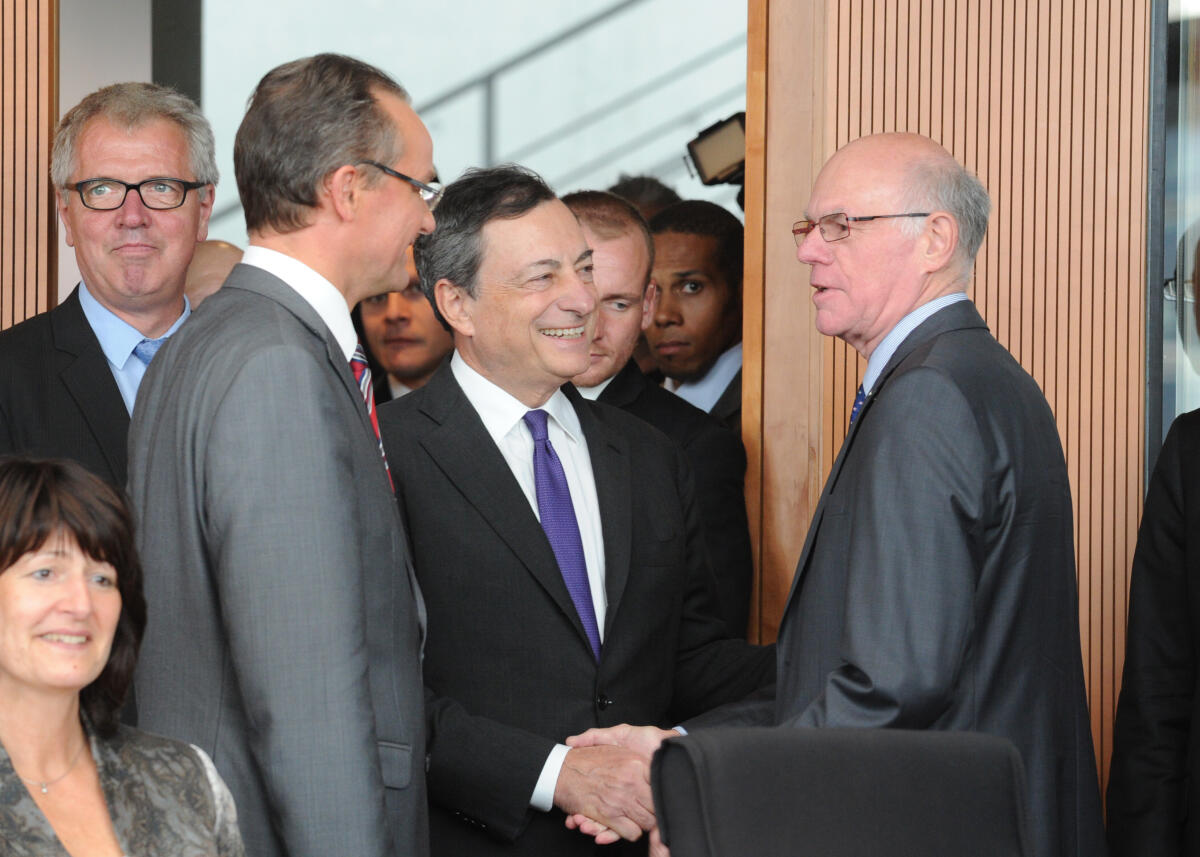Lammert, Norbert; Draghi, Mario; Krichbaum, Gunther Der Präsident der Europäischen Zentralbank, EZB, Prof. Dr. Mario Draghi, (mitte), ist zu Gast beim Ausschuss des Deutschen Bundestages für die Angelegenheiten der Europäischen Union. Gunther Krichbaum, (li), CDU/CSU, Vorsitzender des Ausschusses, begrüßt den Gast und leitet die Sitzung. Bundestagspräsident Prof. Dr. Norbert Lammert, (re), CDU/CSU, hat den Gast zum Ausschuss begleitet.
