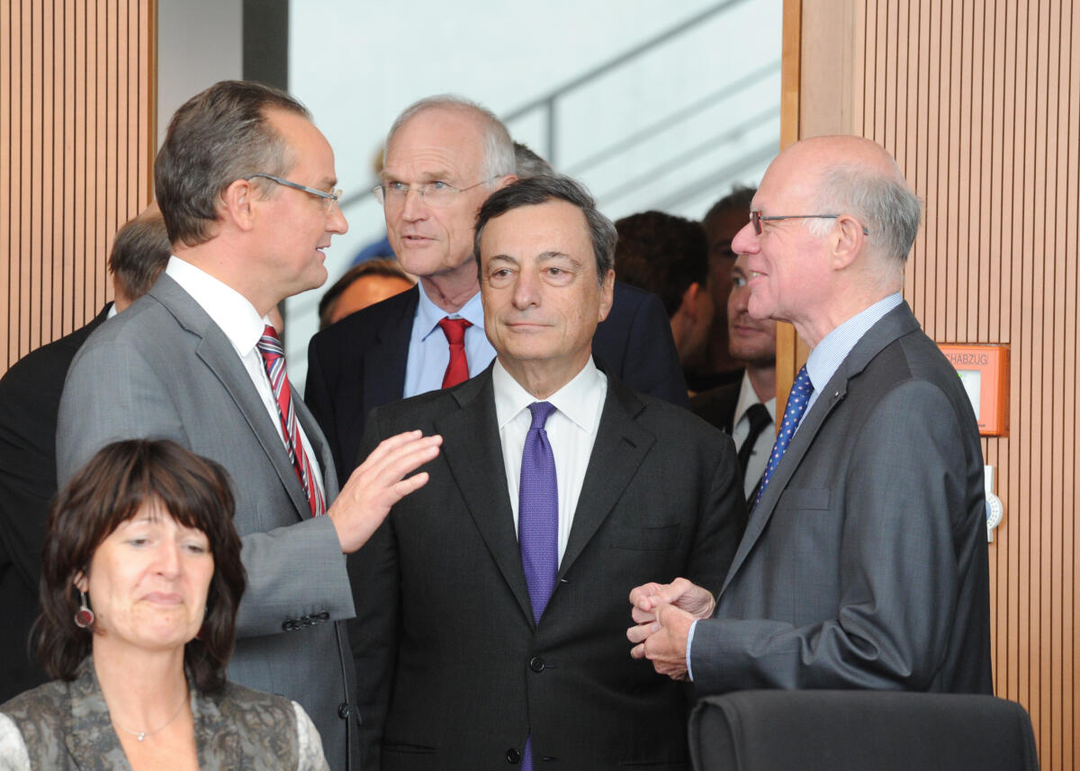 Lammert, Norbert; Draghi, Mario; Krichbaum, Gunther Der Präsident der Europäischen Zentralbank, EZB, Prof. Dr. Mario Draghi, (mitte), ist zu Gast beim Ausschuss des Deutschen Bundestages für die Angelegenheiten der Europäischen Union. Gunther Krichbaum, (li), CDU/CSU, Vorsitzender des Ausschusses, begrüßt den Gast und leitet die Sitzung. Bundestagspräsident Prof. Dr. Norbert Lammert, (re), CDU/CSU, hat den Gast zum Ausschuss begleitet.