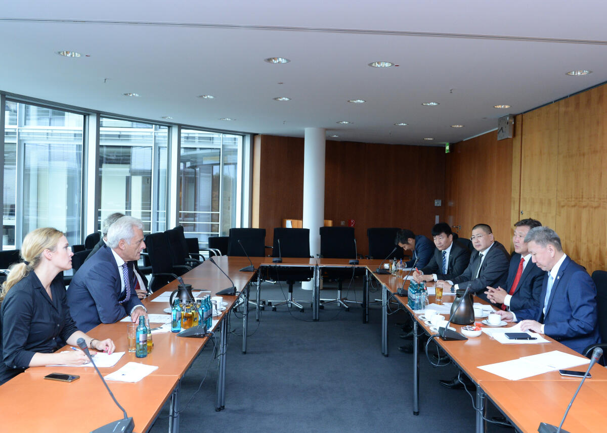 Dr. Peter Ramsauer, (2.v.li), CDU/CSU, Vorsitzender des Ausschusses des Deutschen Bundestages für Wirtschaft und Energie, empfängt den Vorsitzenden des Wirtschaftsausschusses des mongolischen National-Parlaments, Dendev Terbishdagva, (2.v.re), zu einem Gespräch. Ramsauer, Peter; Terbishdagva, Dendev Dr. Peter Ramsauer, (2.v.li), CDU/CSU, Vorsitzender des Ausschusses des Deutschen Bundestages für Wirtschaft und Energie, empfängt den Vorsitzenden des Wirtschaftsausschusses des mongolischen National-Parlaments, Dendev Terbishdagva, (2.v.re), zu einem Gespräch.