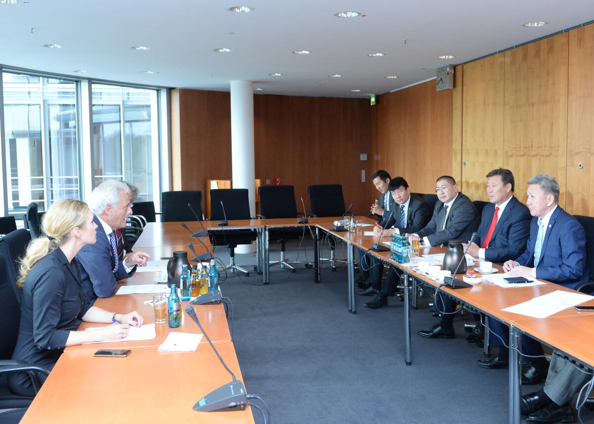 Dr. Peter Ramsauer, (2.v.li), CDU/CSU, Vorsitzender des Ausschusses des Deutschen Bundestages für Wirtschaft und Energie, empfängt den Vorsitzenden des Wirtschaftsausschusses des mongolischen National-Parlaments, Dendev Terbishdagva, (2.v.re), zu einem Gespräch. Ramsauer, Peter; Terbishdagva, Dendev Dr. Peter Ramsauer, (2.v.li), CDU/CSU, Vorsitzender des Ausschusses des Deutschen Bundestages für Wirtschaft und Energie, empfängt den Vorsitzenden des Wirtschaftsausschusses des mongolischen National-Parlaments, Dendev Terbishdagva, (2.v.re), zu einem Gespräch.