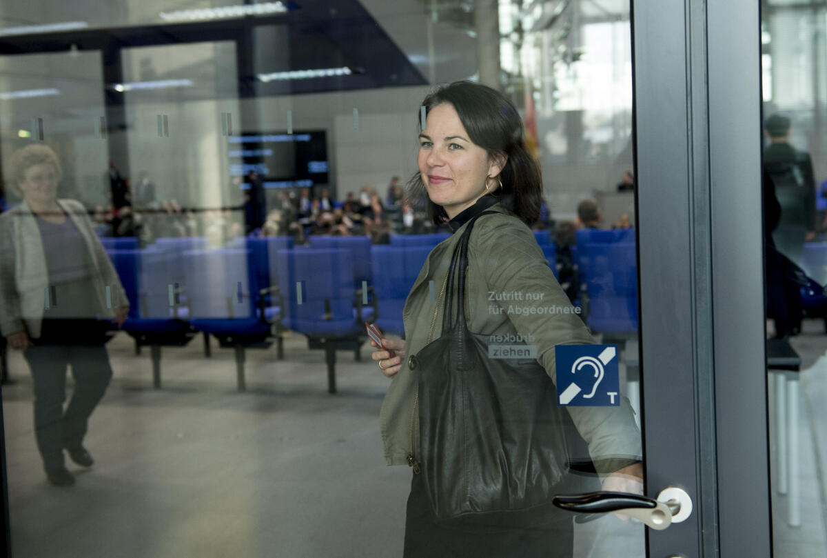 Annalena Baerbock, Bündnis 90/Die Grünen, MdB, geht zur namentlichen Abstimmung in den Plenarsaal.; abstimmen, Plenum Baerbock, Annalena Annalena Baerbock, Bündnis 90/Die Grünen, MdB, geht zur namentlichen Abstimmung in den Plenarsaal.; abstimmen, Plenum