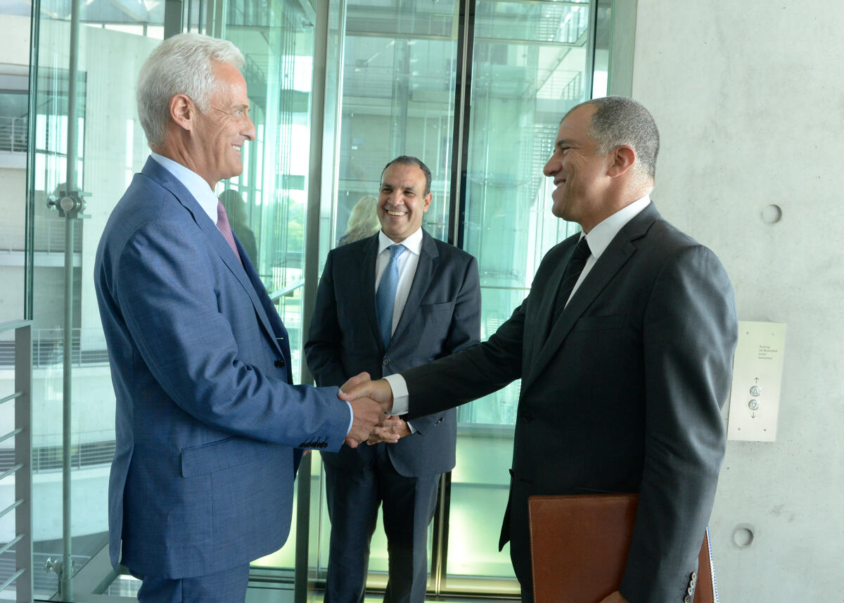Dr. Peter Ramsauer, (li), CDU/CSU, Vorsitzender des Ausschusses des Deutschen Bundestages für Wirtschaft und Energie, empfängt im Namen des Ausschusses den Vorsitzenden des Ausschusses der Industrie im Parlament der Arabischen Republik Ägypten, Mohamed Zaki El Sewedy, (re), zu einem Gespräch.; Geste, Gestik. Ramsauer, Peter; El Sewedy, Mohamed Zaki Dr. Peter Ramsauer, (li), CDU/CSU, Vorsitzender des Ausschusses des Deutschen Bundestages für Wirtschaft und Energie, empfängt im Namen des Ausschusses den Vorsitzenden des Ausschusses der Industrie im Parlament der Arabischen Republik Ägypten, Mohamed Zaki El Sewedy, (re), zu einem Gespräch.; Geste, Gestik.