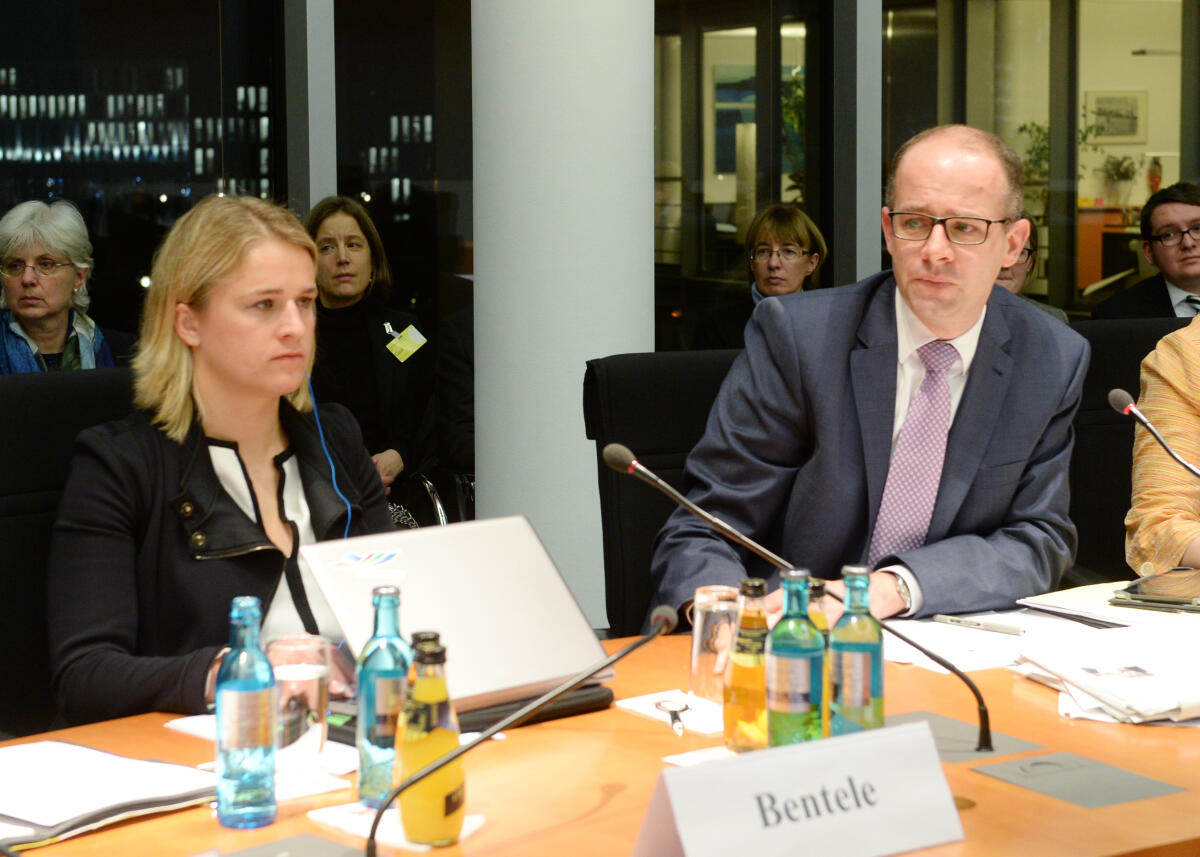 Die Beauftragte der Bundesregierung für die Belange von Menschen mit Behinderungen, Verena Bentele, ist zu Gast beim Ausschuss des Deutschen Bundestages für Menschenrechte und humanitäre Hilfe. Michael Brand, CDU/CSU, Vorsitzender des Ausschusses, leitet die Sitzung. Brand, Michael; Bentele, Verena Die Beauftragte der Bundesregierung für die Belange von Menschen mit Behinderungen, Verena Bentele, ist zu Gast beim Ausschuss des Deutschen Bundestages für Menschenrechte und humanitäre Hilfe. Michael Brand, CDU/CSU, Vorsitzender des Ausschusses, leitet die Sitzung.