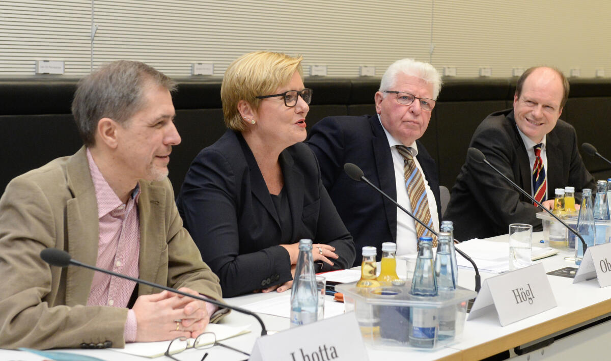 Högl, Eva Deutsche Vereinigung für Parlamentsfragen, v.li: Prof. Dr. Heinrich Oberreuter, Prof. Dr. Roland Lhotta, Dr. Eva Högl, SPD und Prof. Dr. Hermann Butzer.