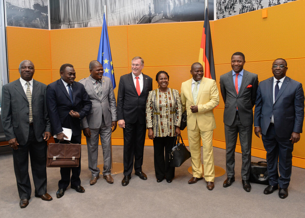 Singhammer, Johannes Bundestagsvizepräsident Johannes Singhammer, (4.v.li), CDU/CSU, empfängt eine Delegation der Nationalversammlung der Republik Togo, zu einem Gespräch.; Gruppenfoto, Fahne, Fahnen.