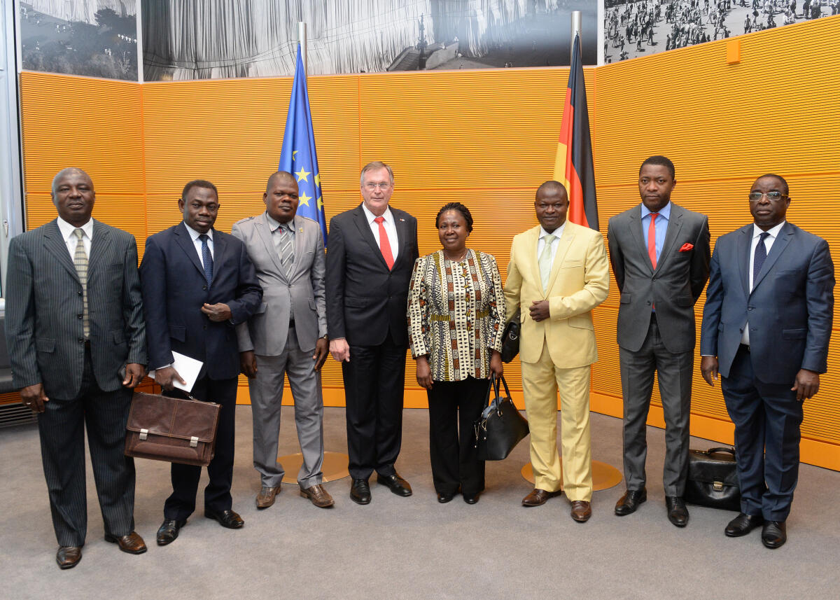 Singhammer, Johannes Bundestagsvizepräsident Johannes Singhammer, (4.v.li), CDU/CSU, empfängt eine Delegation der Nationalversammlung der Republik Togo, zu einem Gespräch.; Gruppenfoto, Fahne, Fahnen.