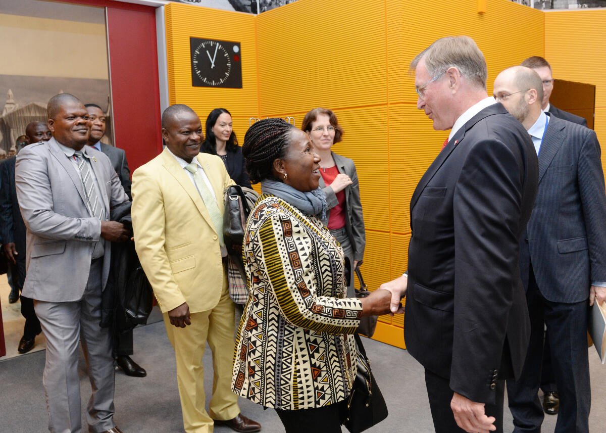 Singhammer, Johannes; Dagban, Ayawavi Bundestagsvizepräsident Johannes Singhammer, (re), CDU/CSU, empfängt Ayawavi Dagban, (2.v.re), 3. Vizepräsidentin, und  Delegation der Nationalversammlung der Republik Togo, zu einem Gespräch.; Geste, Gestik.