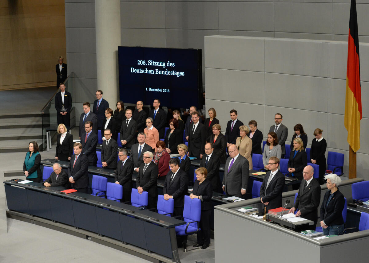 Nachruf und Würdigung für den verstorbenen Bundestagsvizepräsidenten Peter Hintze. Bundestagspräsident Prof. Dr. Norbert Lammert (am Vorsitz) hält zu Beginn der 206. Sitzung des Deutschen Bundestages eine Gedenkrede. Im Hintergrund die vollbesetzte Regierungsbank.; Übersicht. Lammert, Norbert Nachruf und Würdigung für den verstorbenen Bundestagsvizepräsidenten Peter Hintze. Bundestagspräsident Prof. Dr. Norbert Lammert (am Vorsitz) hält zu Beginn der 206. Sitzung des Deutschen Bundestages eine Gedenkrede. Im Hintergrund die vollbesetzte Regierungsbank.; Übersicht.