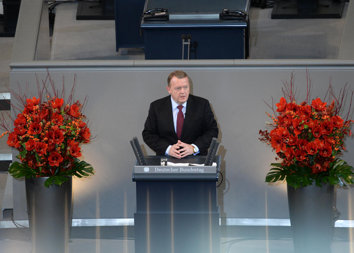 Lars Løkke Rasmussen, dänischer Ministerpräsident, während seiner Gedenkrede zur zentralen Gedenkveranstaltung des Volksbundes Deutsche Kriegsgräberfürsorge am Sonntag, 13. November 2016, im Plenarsaal des Reichstagsgebäudes in Berlin.; Volkstrauertag 2016.; Rednerpult, Blumen, Gedenken, Ansprache, Rede. Rasmussen, Lars Løkke Lars Løkke Rasmussen, dänischer Ministerpräsident, während seiner Gedenkrede zur zentralen Gedenkveranstaltung des Volksbundes Deutsche Kriegsgräberfürsorge am Sonntag, 13. November 2016, im Plenarsaal des Reichstagsgebäudes in Berlin.; Volkstrauertag 2016.; Rednerpult, Blumen, Gedenken, Ansprache, Rede.
