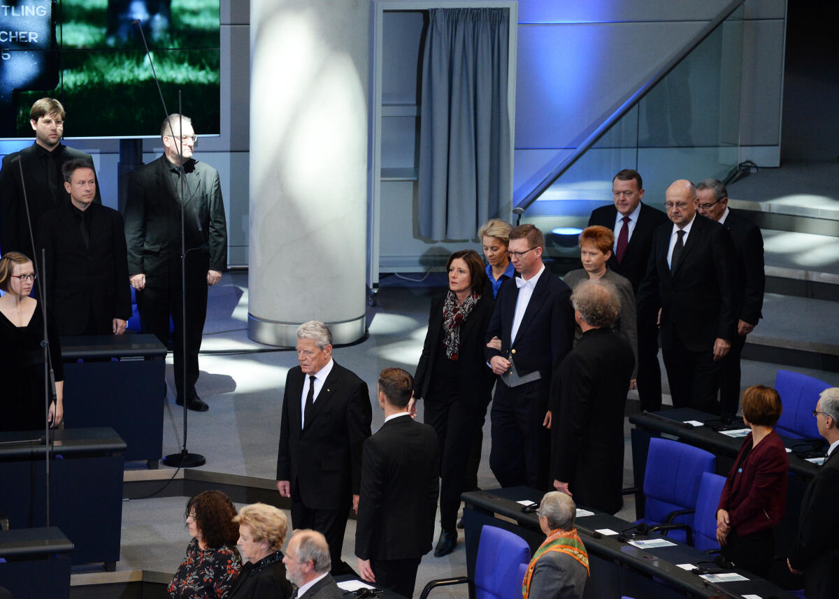 Volkstrauertag 2016. Im Plenarsaal des Reichstagsgebäudes findet die zentrale Gedenkstunde des Volksbundes Deutsche Kriegsgräberfürsorge e. V. statt. Volkstrauertag 2016. Im Plenarsaal des Reichstagsgebäudes findet die zentrale Gedenkstunde des Volksbundes Deutsche Kriegsgräberfürsorge e. V. statt.