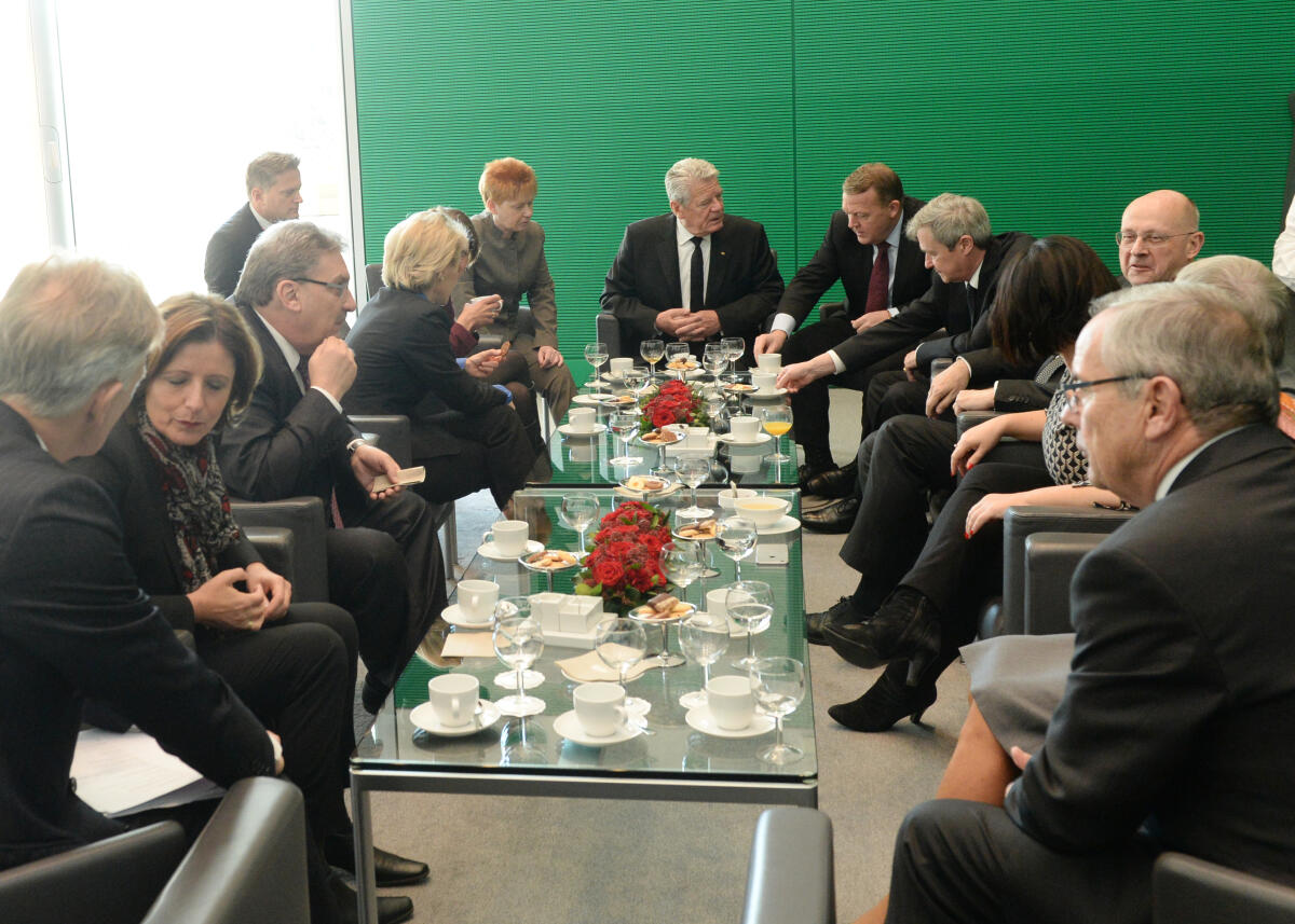 Pau, Petra; Gauck, Joachim; Rasmussen, Lars Løkke Bundestagsvizepräsidentin Petra Pau, (6.v.li), DIE LINKE, hat im Namen des Deutschen Bundestages vor Beginn der Gedenkveranstaltung des Volksbundes Deutsche Kriegsgräberfürsorge e. V. im Plenarsaal des Reichstagsgebäudes zu einem Empfang geladen, an dem der dänische Ministerpräsident, Lars Løkke Rasmussen, (4.v.re), Bundespräsident Joachim Gauck, (mitte), teilnehmen.; Volkstrauertag 2016.