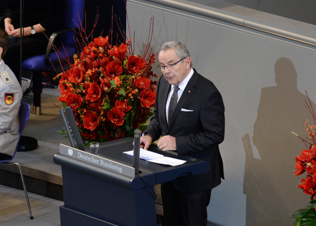 Wolfgang Schneiderhan, stellvertretender Präsident des Volksbundes Deutsche Kriegsgräberfürsorge e. V., eröffnet die zentrale Gedenkveranstaltung am Sonntag, 13. November 2016, im Plenarsaal des Reichstagsgebäudes in Berlin.; Volkstrauertag 2016.; Rede, Rednerpult, Blumen. Schneiderhan, Wolfgang Wolfgang Schneiderhan, stellvertretender Präsident des Volksbundes Deutsche Kriegsgräberfürsorge e. V., eröffnet die zentrale Gedenkveranstaltung am Sonntag, 13. November 2016, im Plenarsaal des Reichstagsgebäudes in Berlin.; Volkstrauertag 2016.; Rede, Rednerpult, Blumen.