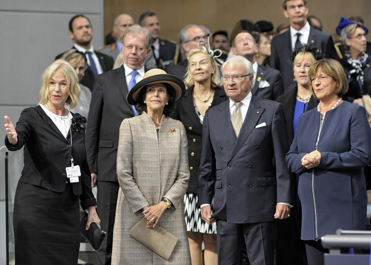 Bundestagsvizepräsidentin Ulla Schmidt, (re), SPD, empfängt Königin Silvia (2.v.li) und König Carl XVI. Gustaf von Schweden (2.v.re), zu einem Rundgang im Reichstagsgebäude. Hier mit Nicole Sonne, (li), bei der Besichtigung des Plenarsaals des Deutschen Bundestages.; Besuch. Schmidt, Ulla; Königin Silvia von Schweden; König Carl XVI. Gustaf von Schweden; Sonne, Nicole Bundestagsvizepräsidentin Ulla Schmidt, (re), SPD, empfängt Königin Silvia (2.v.li) und König Carl XVI. Gustaf von Schweden (2.v.re), zu einem Rundgang im Reichstagsgebäude. Hier mit Nicole Sonne, (li), bei der Besichtigung des Plenarsaals des Deutschen Bundestages.; Besuch.