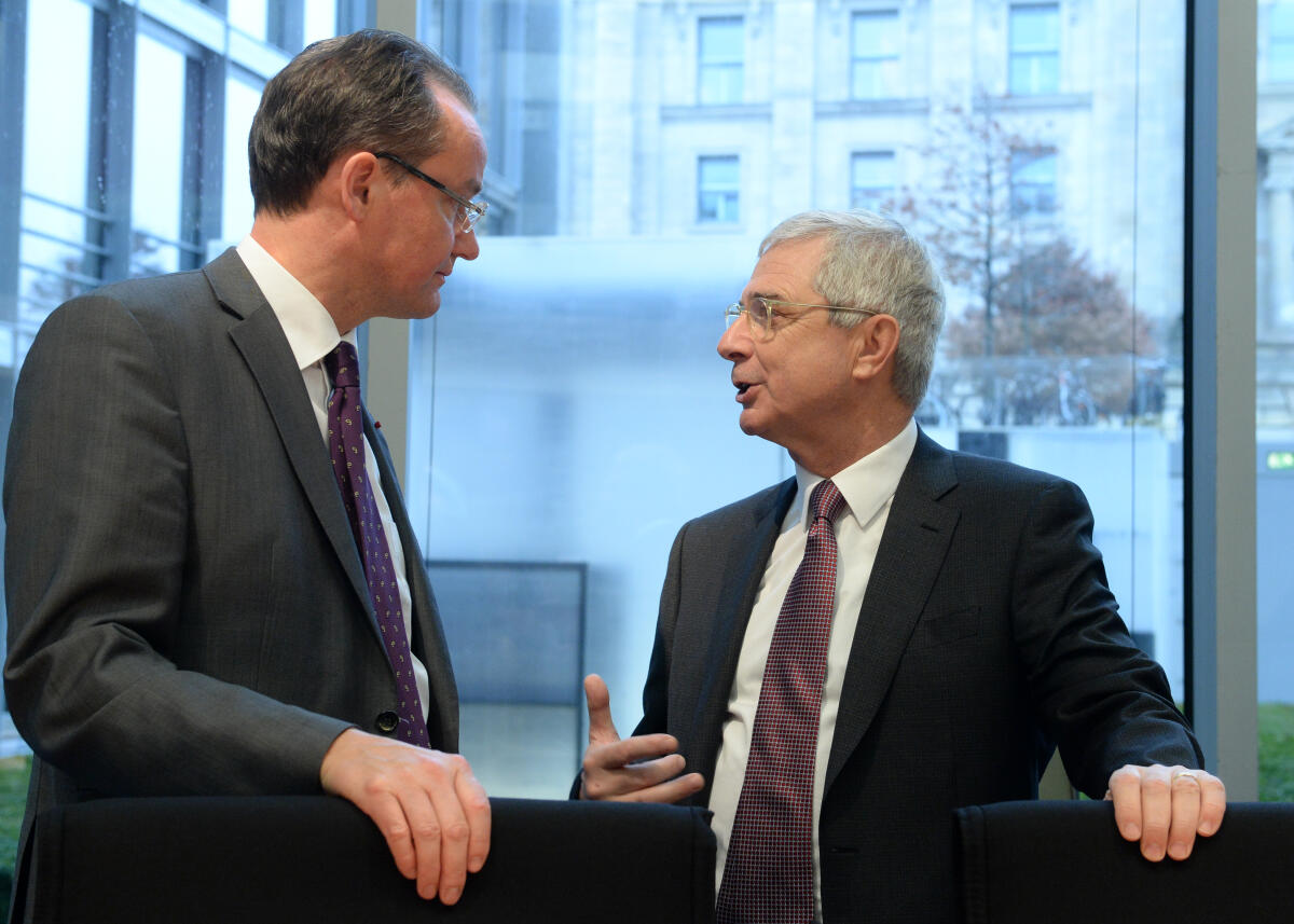 Der Präsident der Assemblée Nationale der Republik Frankreich, Claude Bartolone, (re), ist zu Gast beim Ausschuss des Deutschen Bundestages für die Angelegenheiten der Europäischen Union. Gunther Krichbaum, (li), CDU/CSU, Vorsitzender des Ausschusses, leitet die Sitzung. Krichbaum, Gunther; Bartolone, Claude Der Präsident der Assemblée Nationale der Republik Frankreich, Claude Bartolone, (re), ist zu Gast beim Ausschuss des Deutschen Bundestages für die Angelegenheiten der Europäischen Union. Gunther Krichbaum, (li), CDU/CSU, Vorsitzender des Ausschusses, leitet die Sitzung.