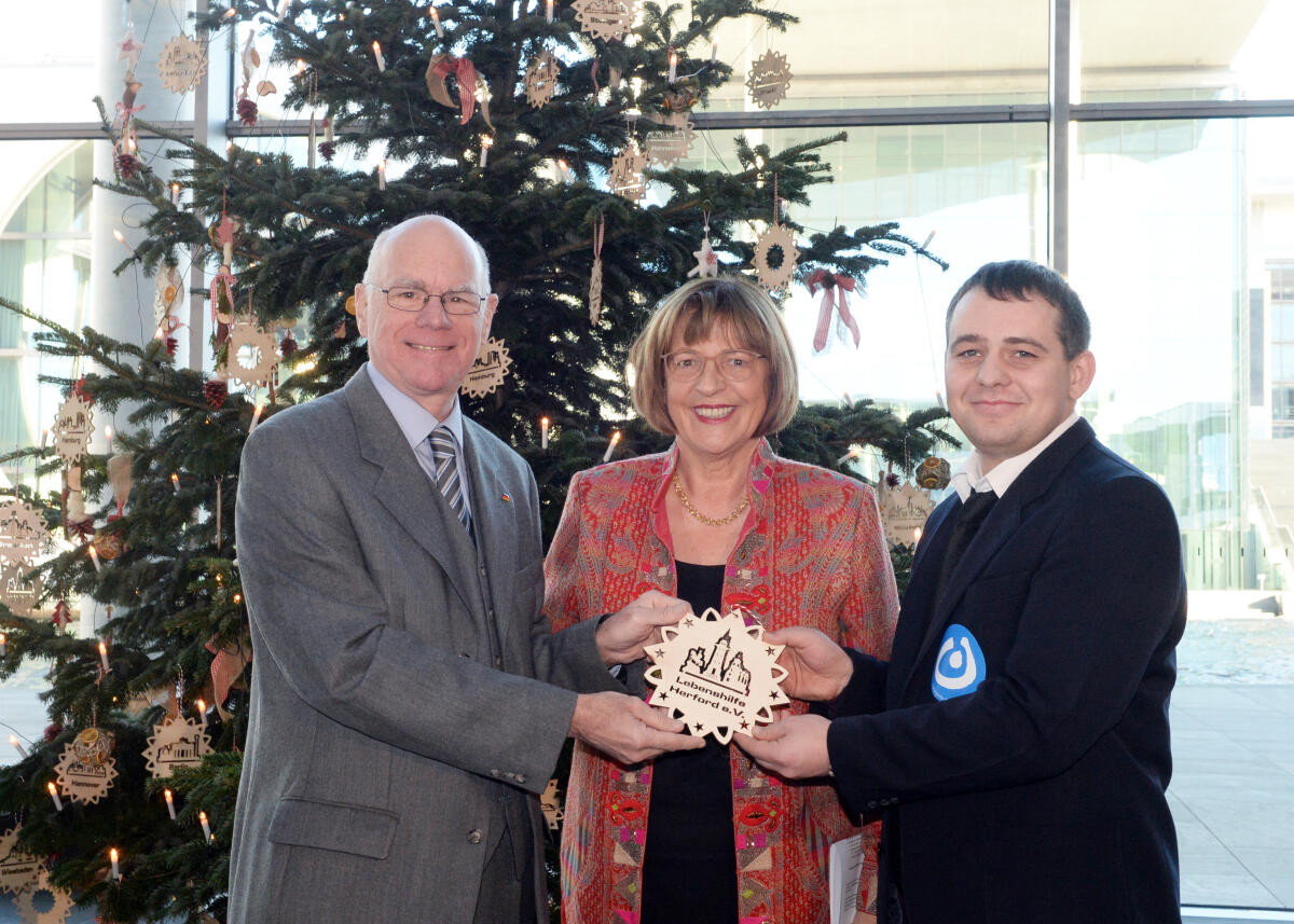 Lammert, Norbert; Schmidt, Ulla; Schütze, Enrico Bundestagspräsident Prof. Dr. Norbert Lammert, (li), CDU/CSU, nimmt von der Bundesvereinigung Lebenshilfe e. V. einen Weihnachtsbaum für den Deutschen Bundestag in Empfang. Die Werkstattband der Herforder Werkstätten, die den Baumschmuck gebastelt hat, begleitet die Veranstaltung musikalisch. Enrico Schütze, (re), Sprecher der Werkstätten, überreicht symbolisch einen Weihnachtsstern. Bundestagsvizepräsidentin und Bundesvorsitzende der Lebenshilfe, Ulla Schmidt, SPD, begrüßt die Gäste.