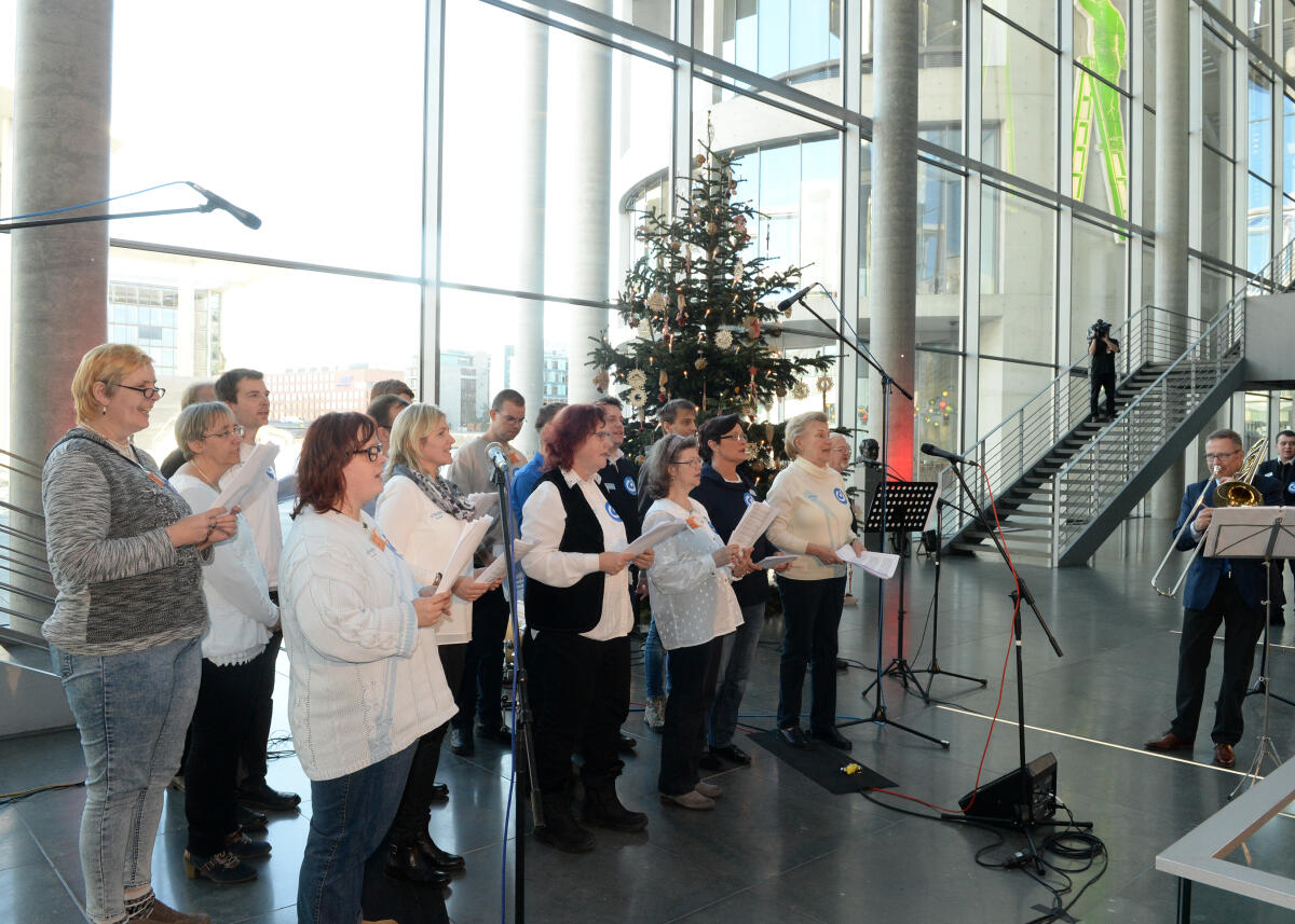 Bundestagspräsident Prof. Dr. Norbert Lammert, CDU/CSU, nimmt von der Bundesvereinigung Lebenshilfe e. V. einem Weihnachtsbaum für den Deutschen Bundestag in Empfang. Die Werkstattband (hier im Bild) der Herforder Werkstätten , die den Baumschmuck gebastelt hat, begleitet die Veranstaltung musikalisch. Enrico Schütze, Sprecher der Werkstätten, überreicht symbolisch einen Weihnachtsstern. Bundestagsvizepräsidentin und Bundesvorsitzende der Lebenshilfe, Ulla Schmidt, SPD, begrüßt die Gäste. Bundestagspräsident Prof. Dr. Norbert Lammert, CDU/CSU, nimmt von der Bundesvereinigung Lebenshilfe e. V. einem Weihnachtsbaum für den Deutschen Bundestag in Empfang. Die Werkstattband (hier im Bild) der Herforder Werkstätten , die den Baumschmuck gebastelt hat, begleitet die Veranstaltung musikalisch. Enrico Schütze, Sprecher der Werkstätten, überreicht symbolisch einen Weihnachtsstern. Bundestagsvizepräsidentin und Bundesvorsitzende der Lebenshilfe, Ulla Schmidt, SPD, begrüßt die Gäste.